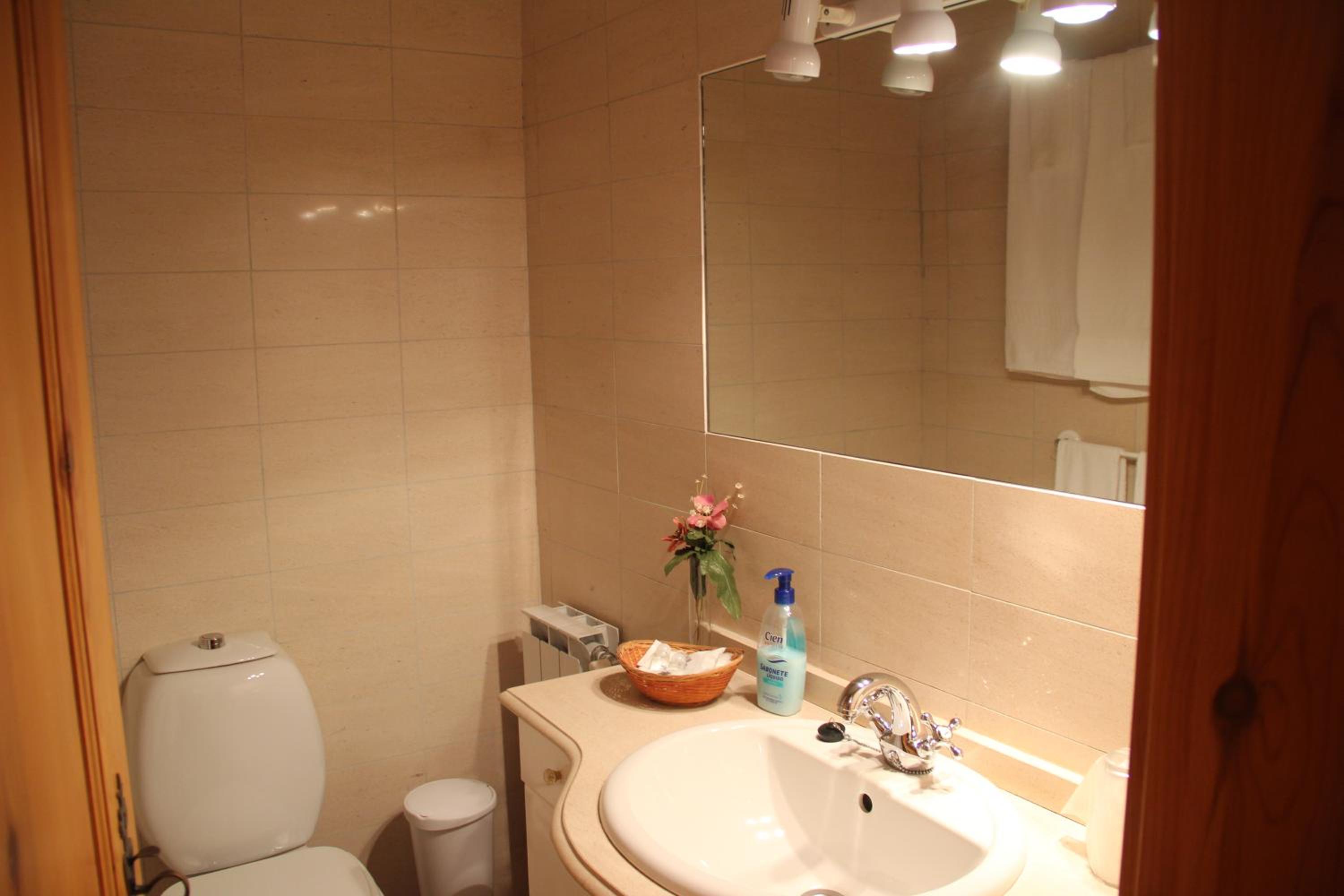 Twin Room - Photo 5
