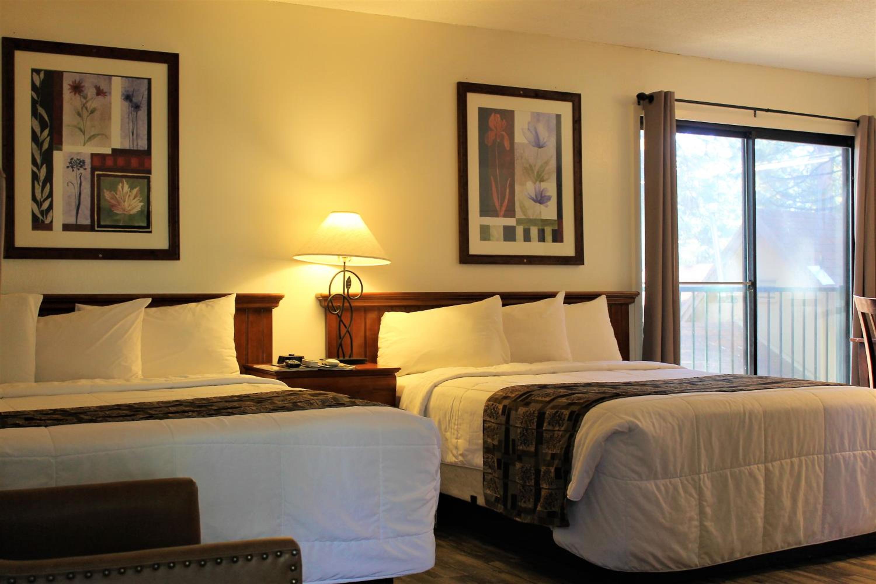 Deluxe Queen Room with Two Queen Beds and Kitchen - Photo 9