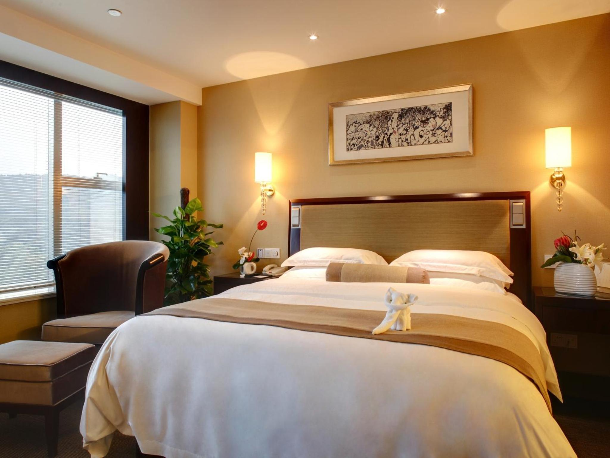 Executive Suite - Photo 2