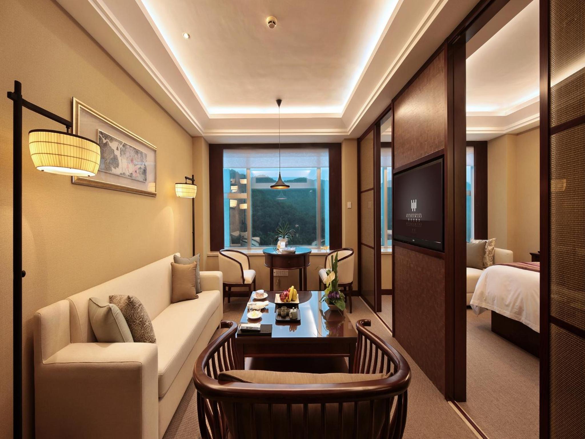 Executive Suite - Photo 1