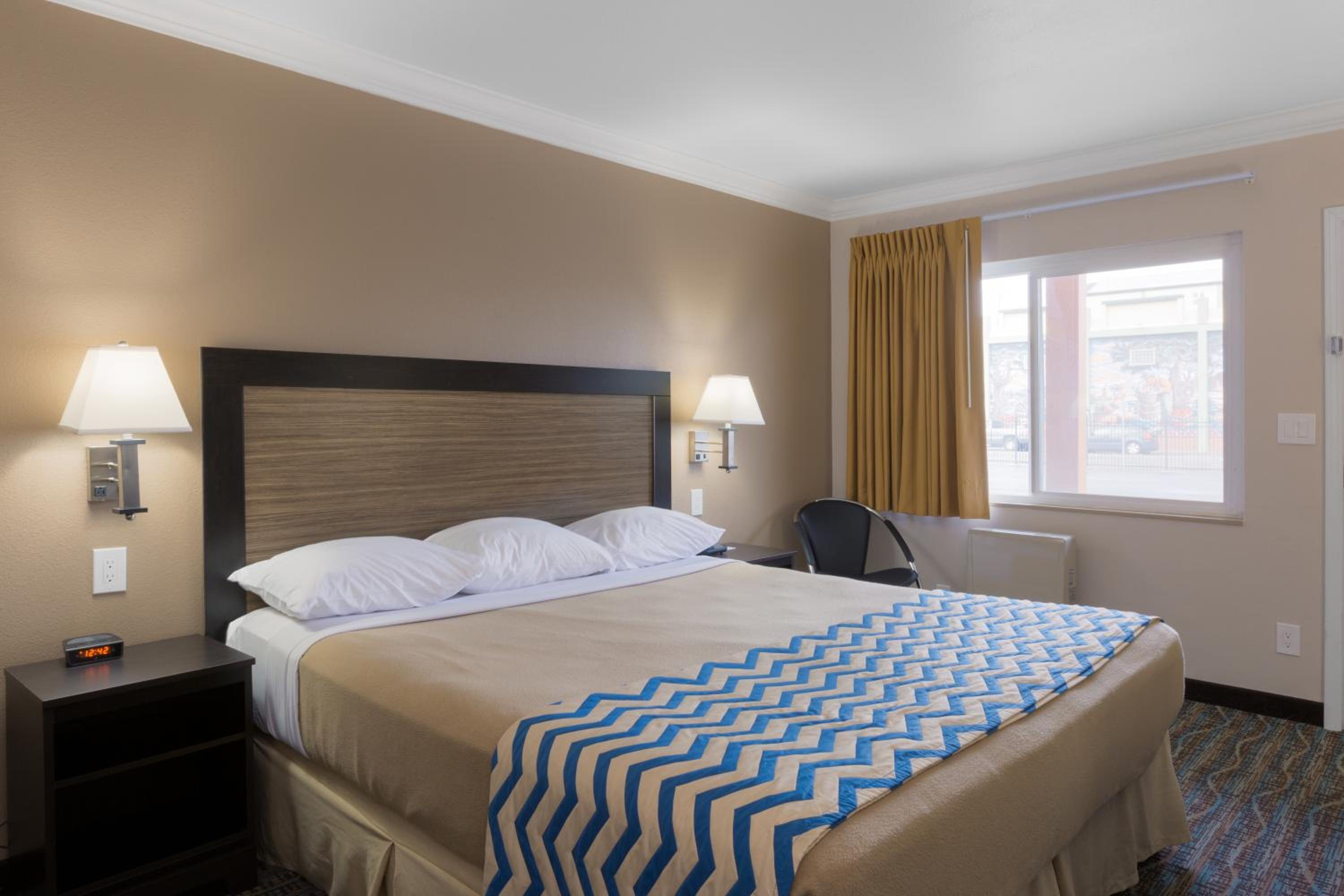 King Room with Roll-In Shower - Mobility Access/Non-Smoking photo 1