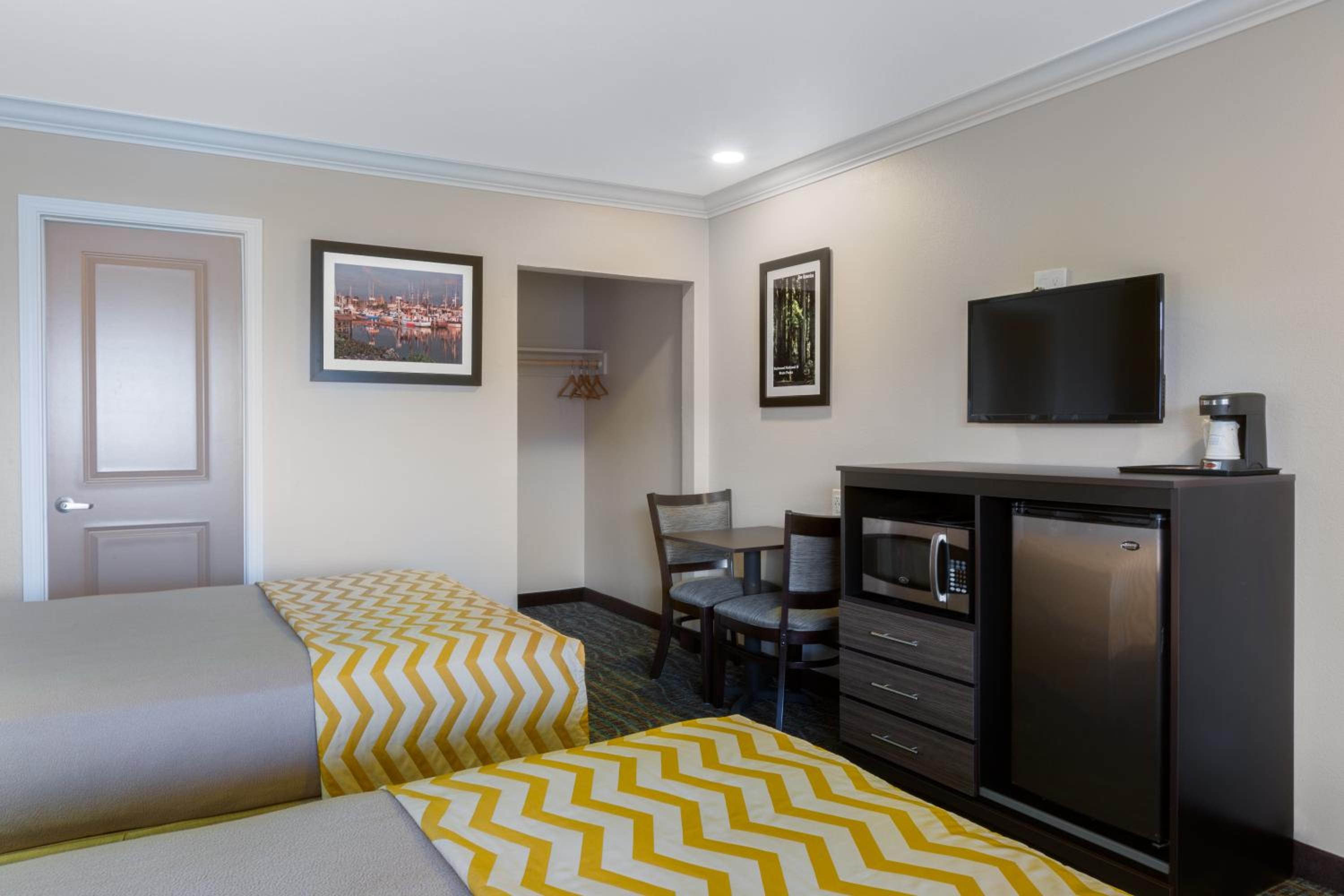 Queen Room with Two Queen Beds - Non-Smoking photo 1