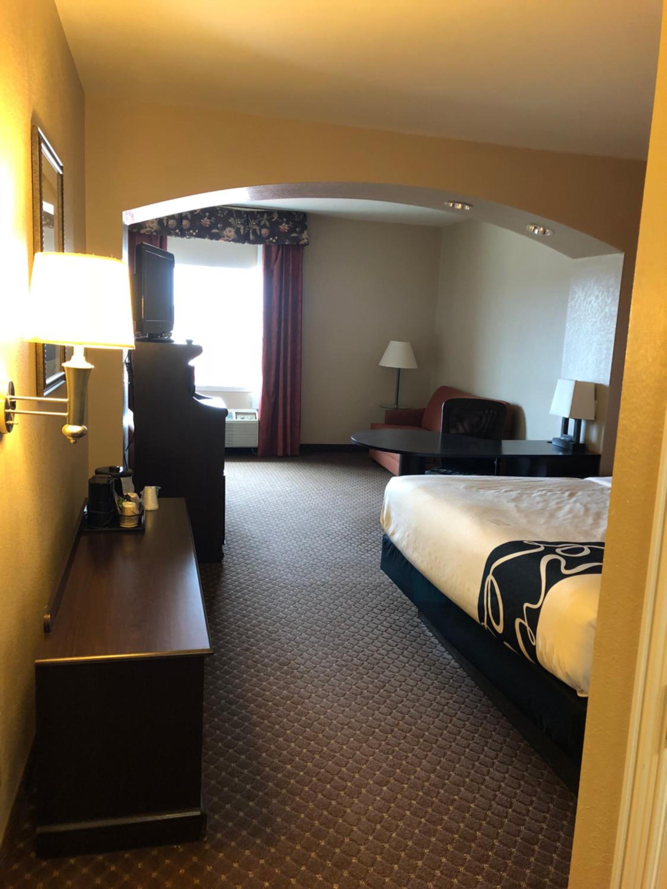 1 King Bed Elite Non-Smoking - Photo 2