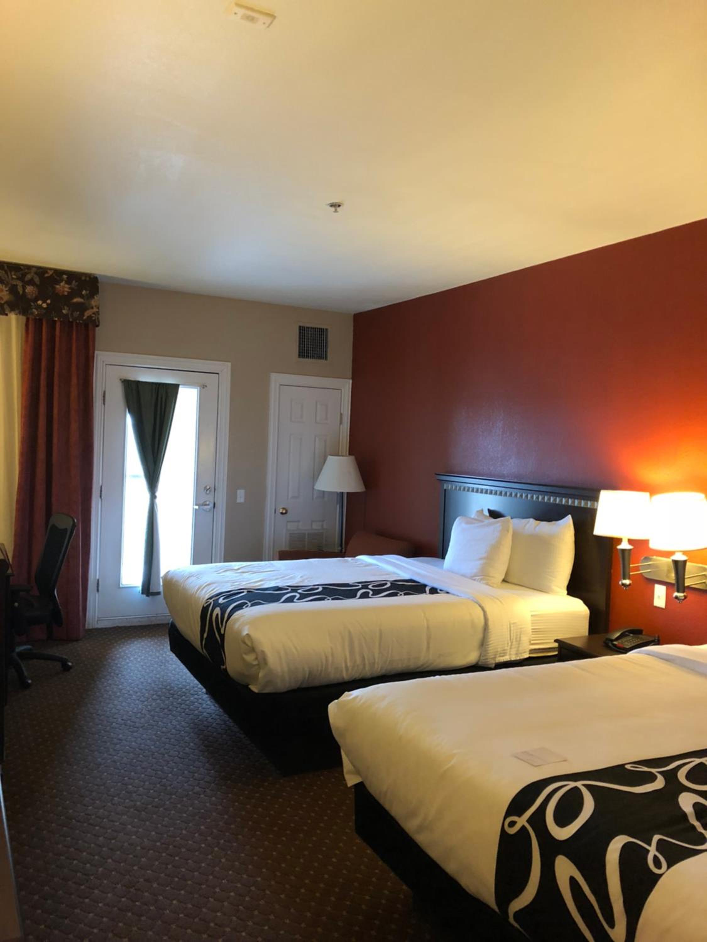 2 Queen Beds Balcony NS - Photo 1