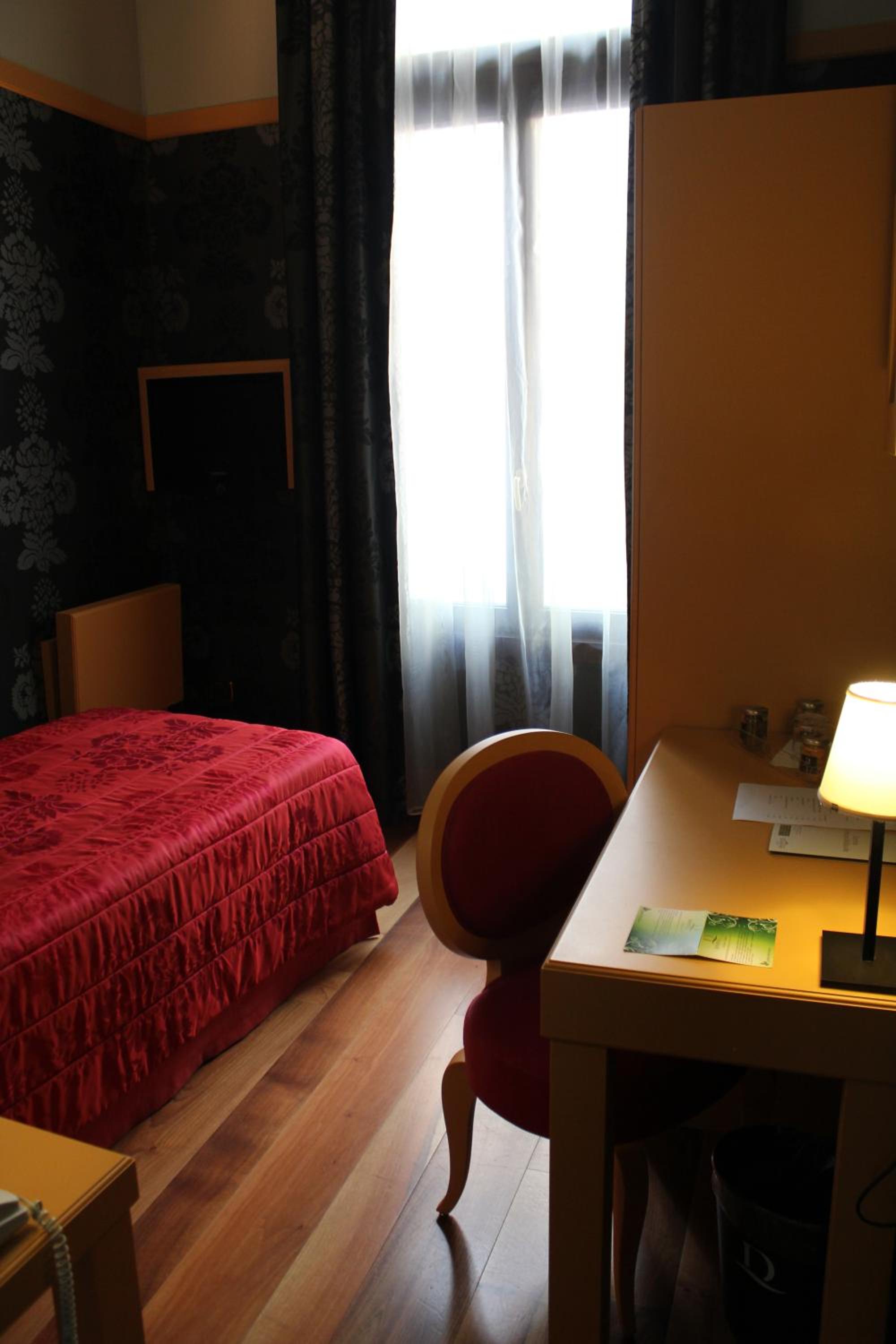 Single Room thumbnail 5