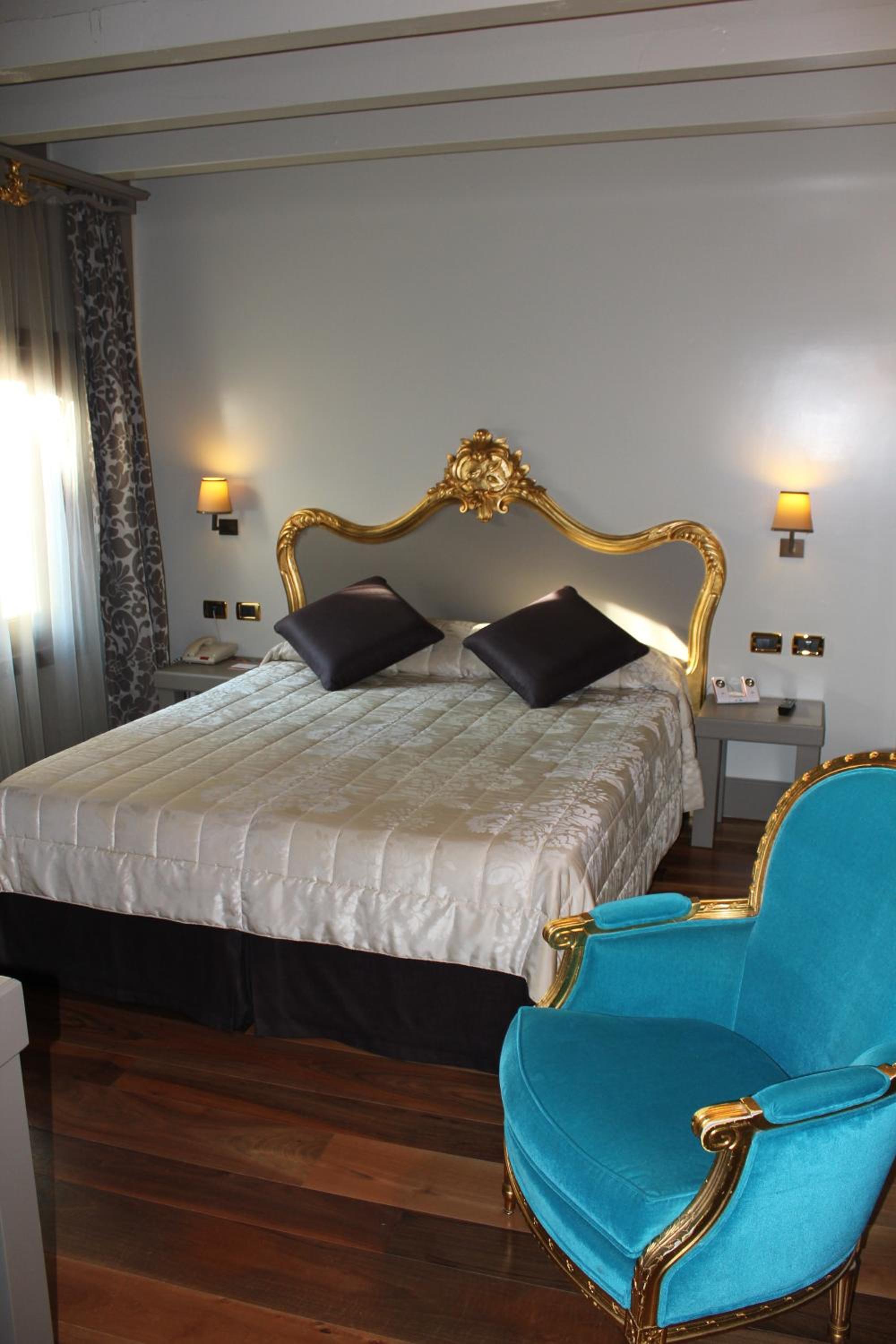 Superior Double or Twin Room thumbnail 5