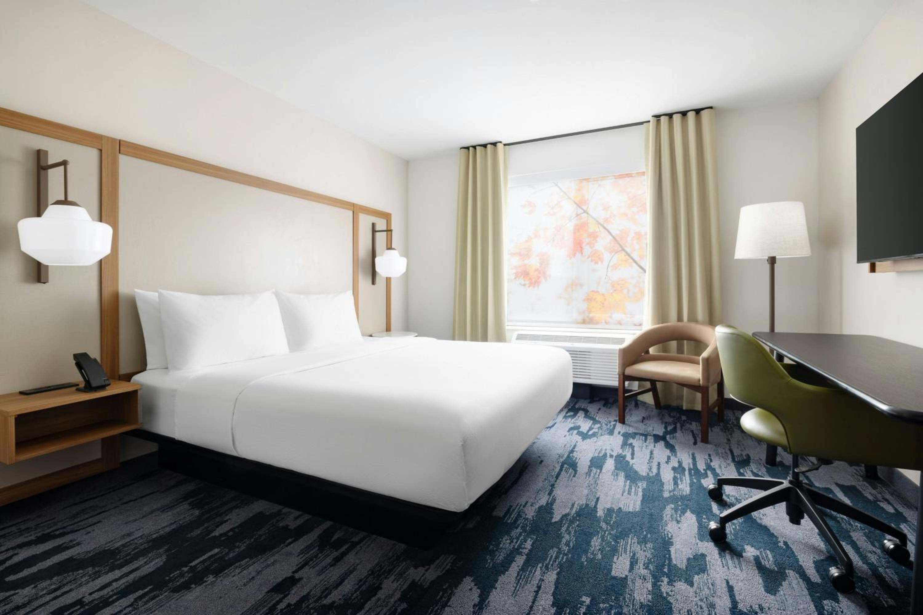 King Room with Roll-In Shower - Mobility Access/Hearing Accessible