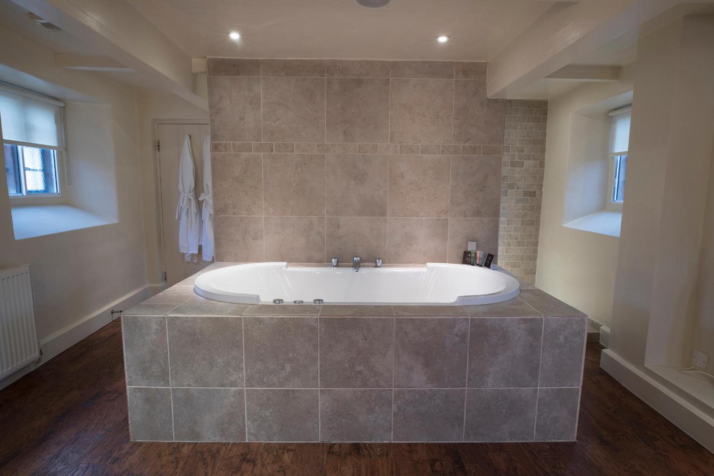 Suite with Spa Bath - Photo 2