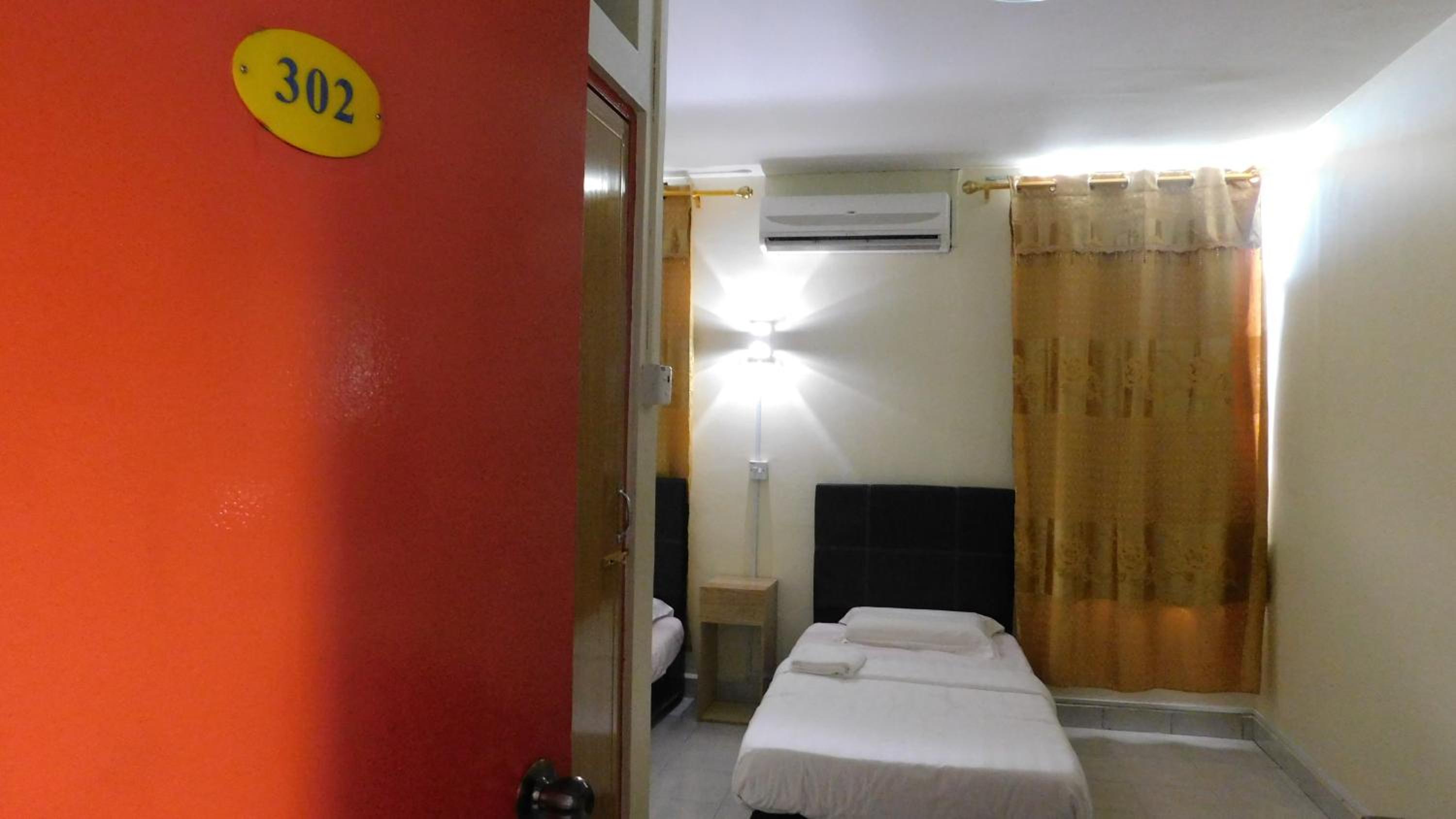Budget Twin Room - Photo 6