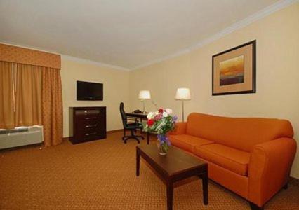Queen Suite with Two Queen Beds photo 2