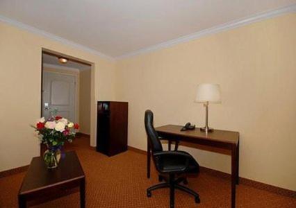 Queen Suite with Two Queen Beds photo 3