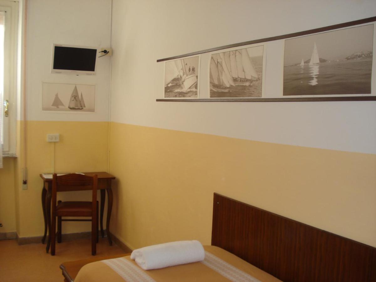 Single Room with Private External Bathroom photo 1
