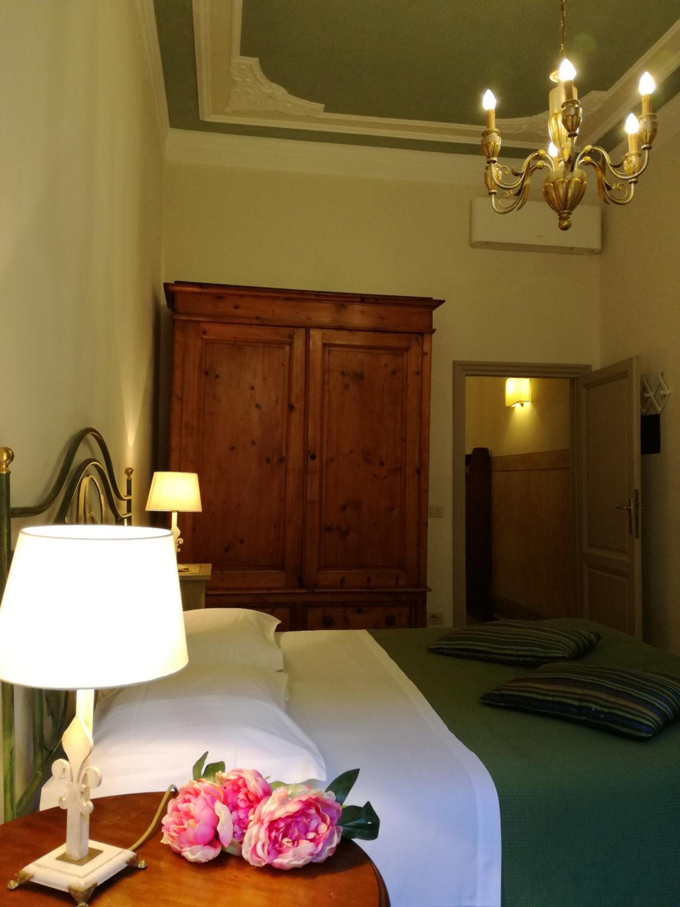 One-Bedroom Apartment with Patio (Corsini) photo 2