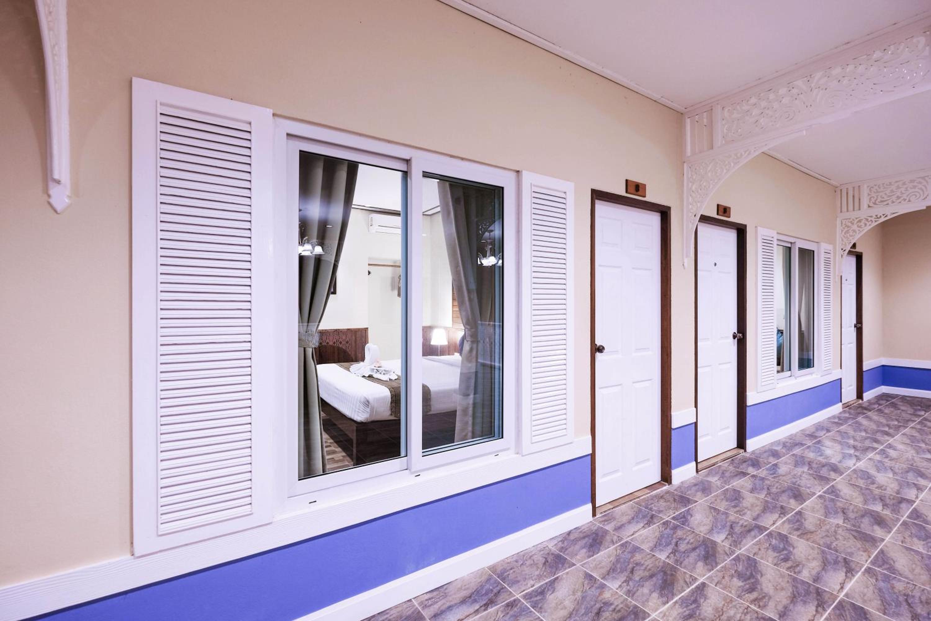 Superior King Room with Hall View (Interior Window) photo 2