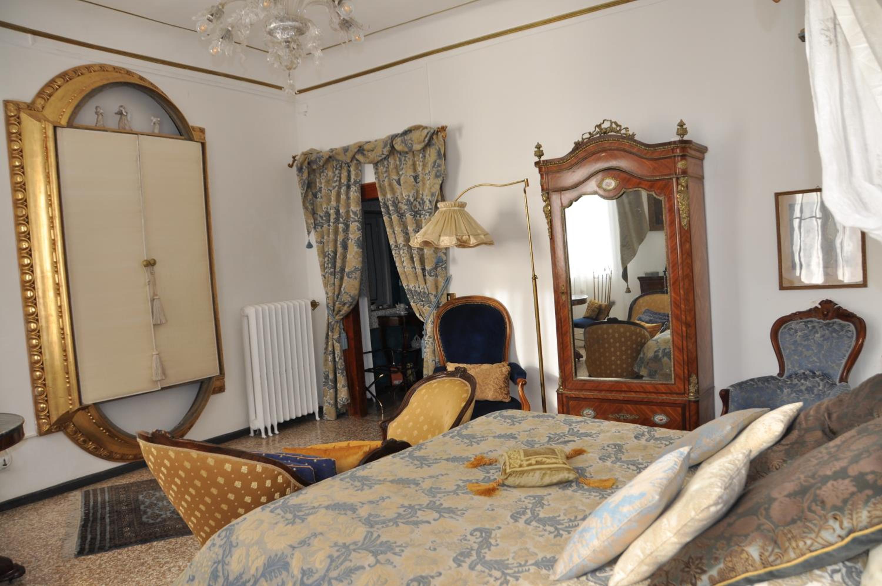 Deluxe King Room photo 2