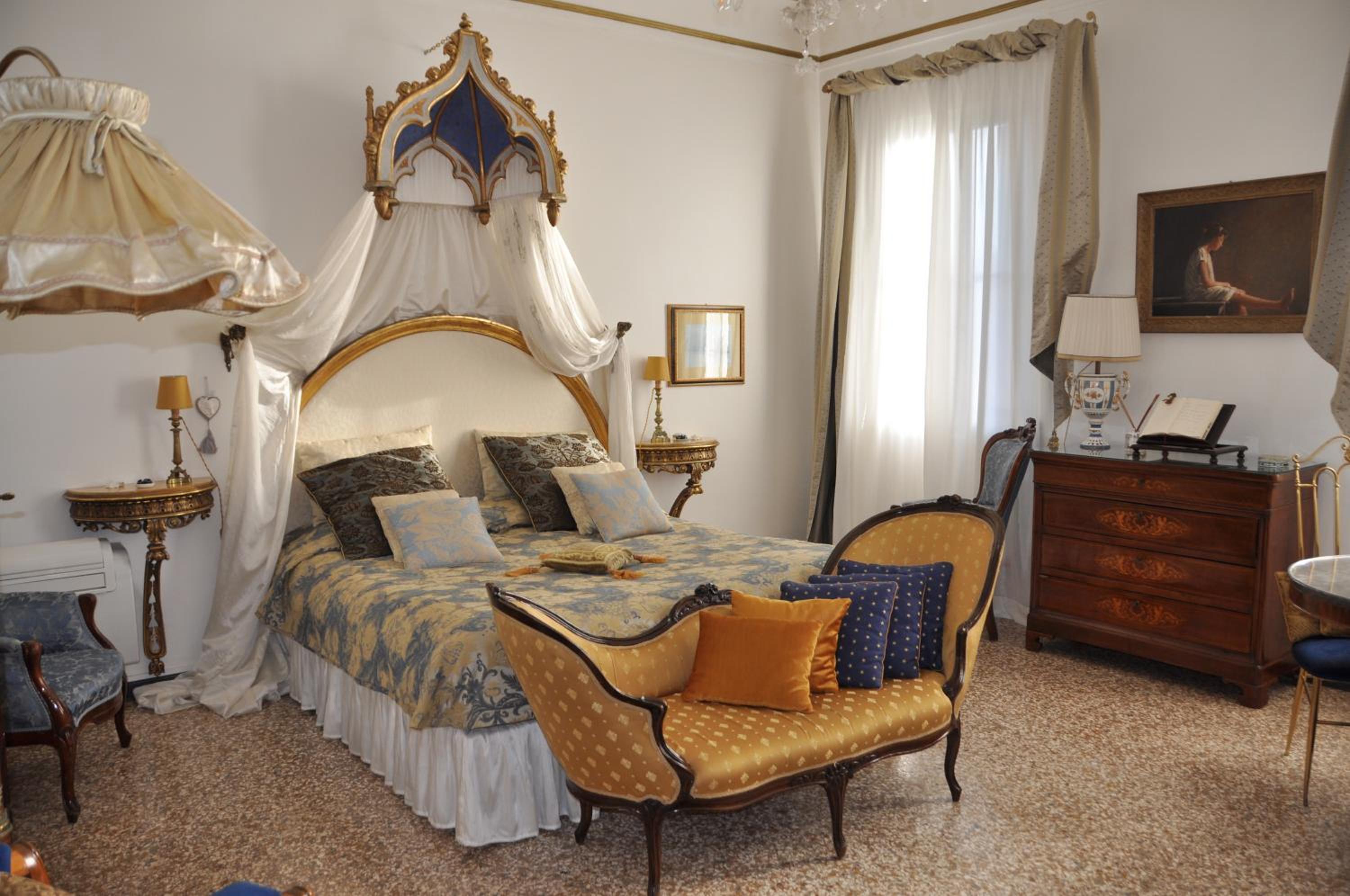 Deluxe King Room photo 1