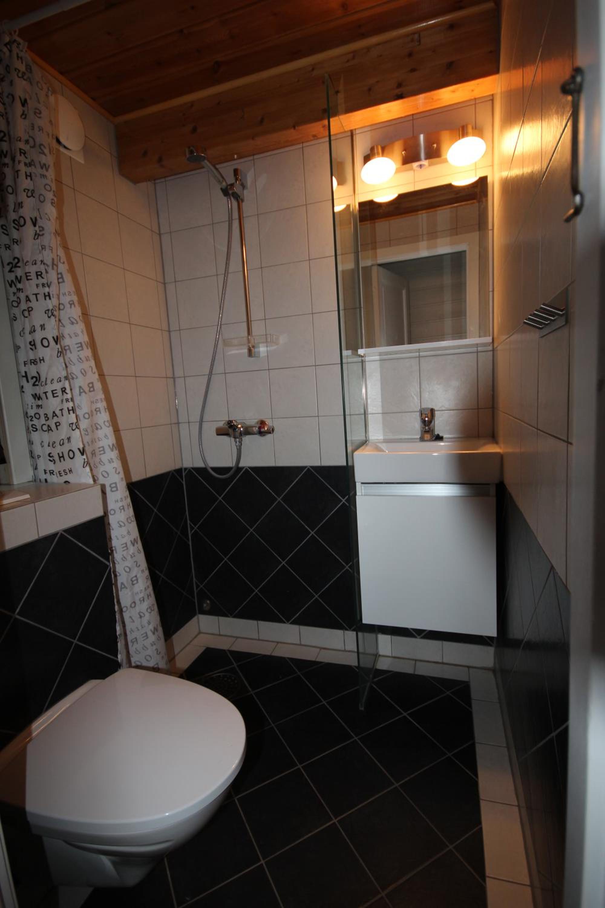 Two-Bedroom Cottage with Private Bathroom  - Photo 3