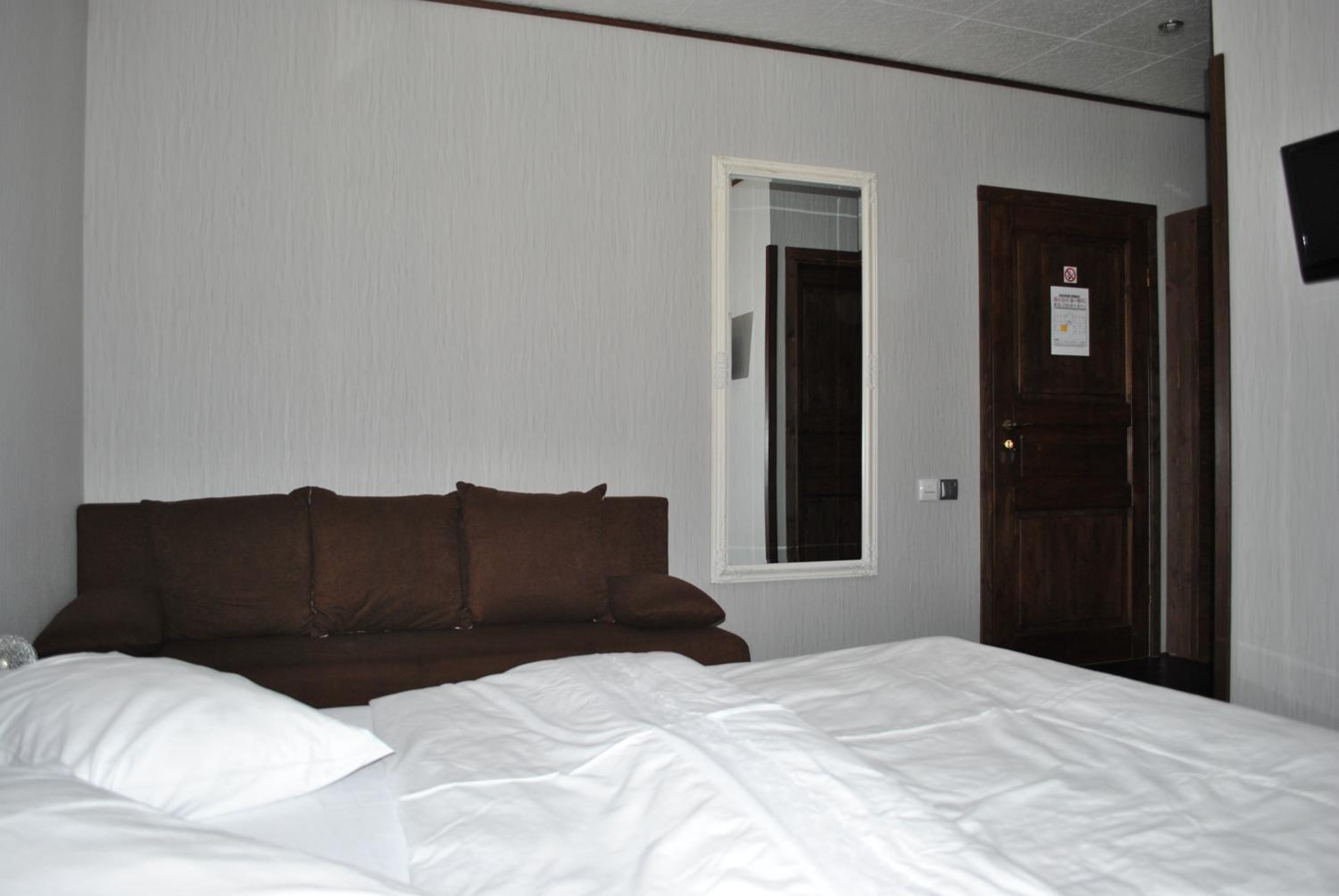 Double Room with Balcony (2 Adults + 1 Child) photo 1