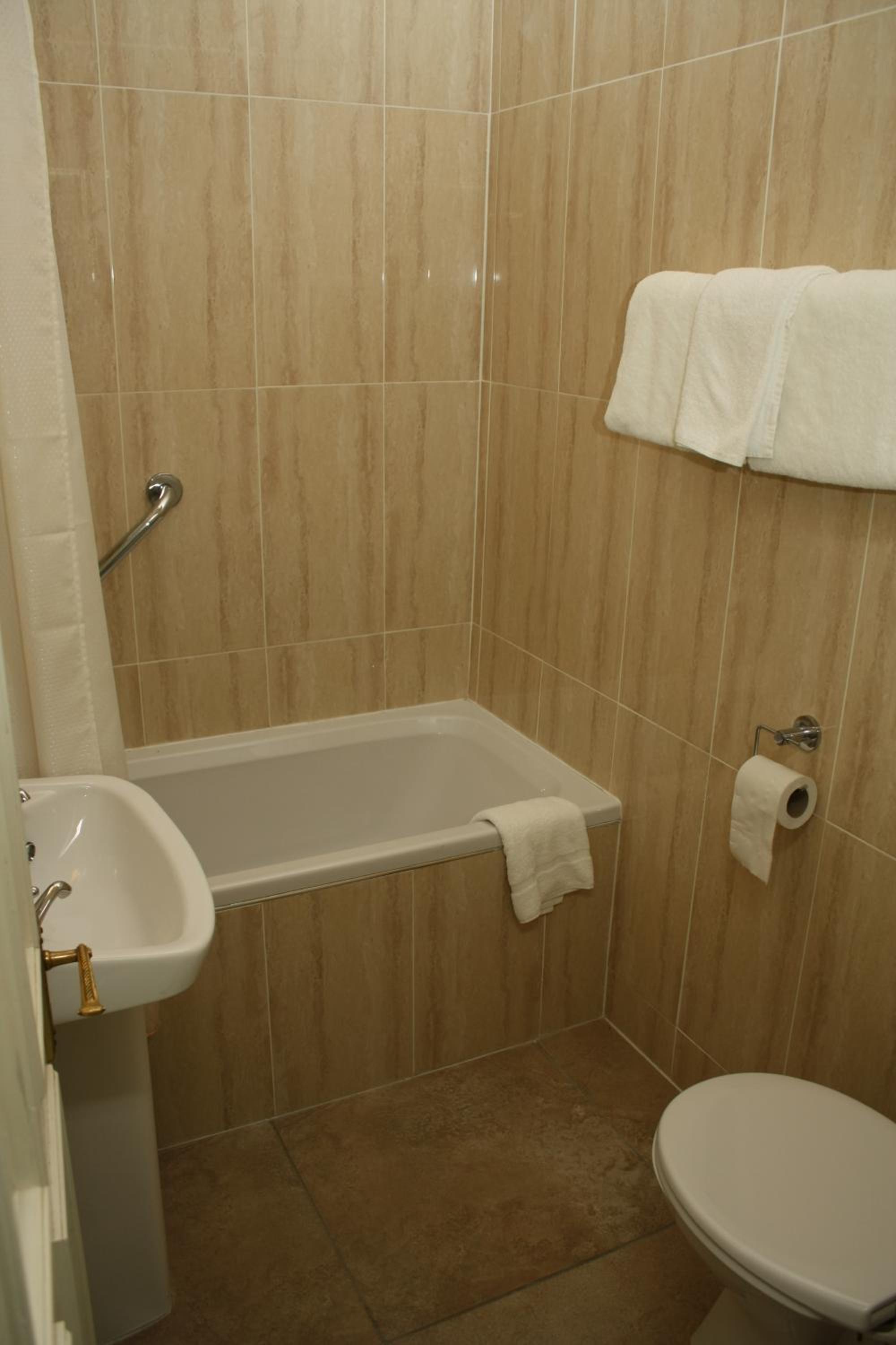 Twin Room - Photo 2