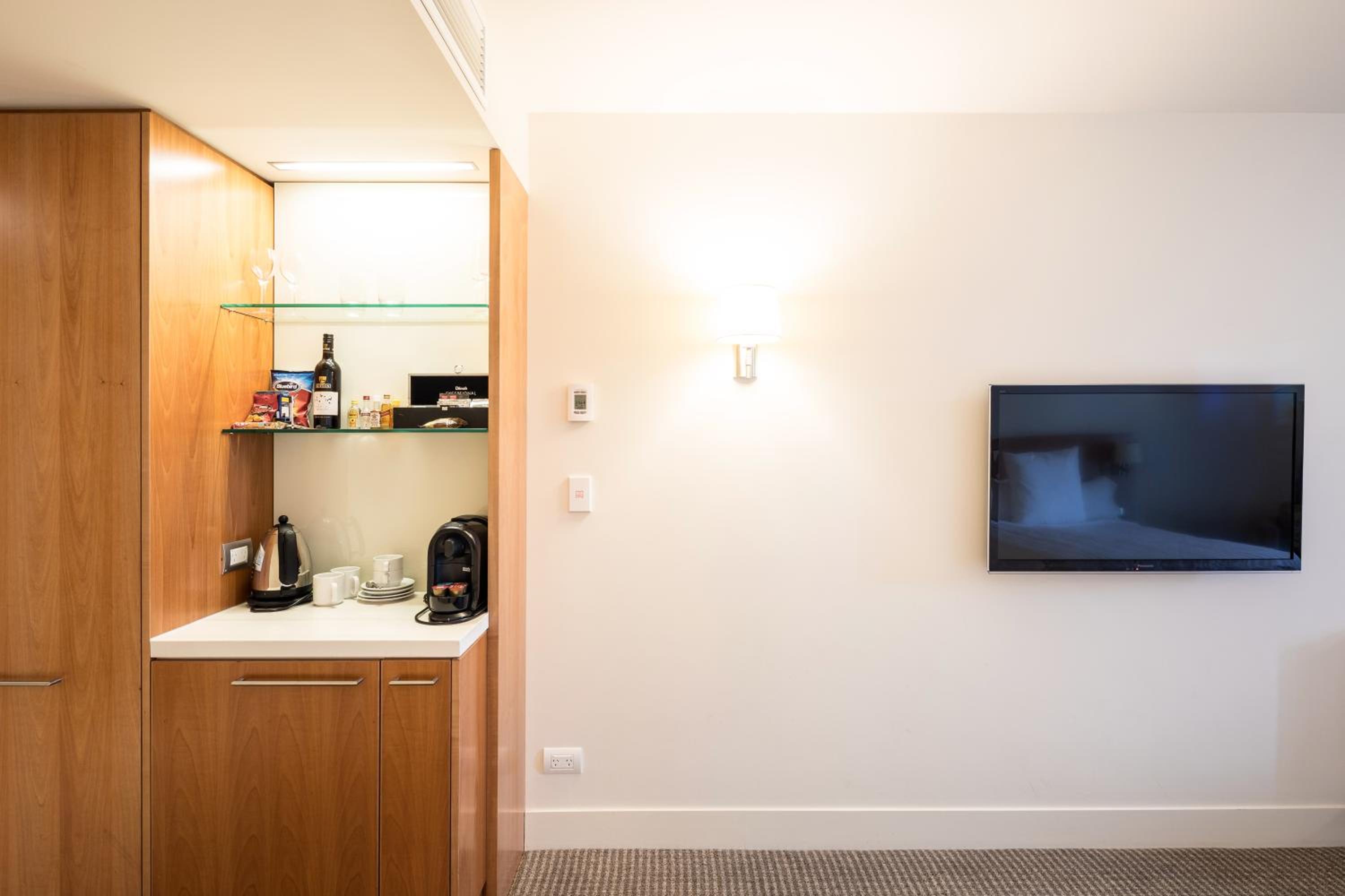 Business Level Room with Two Queen Beds - Photo 3