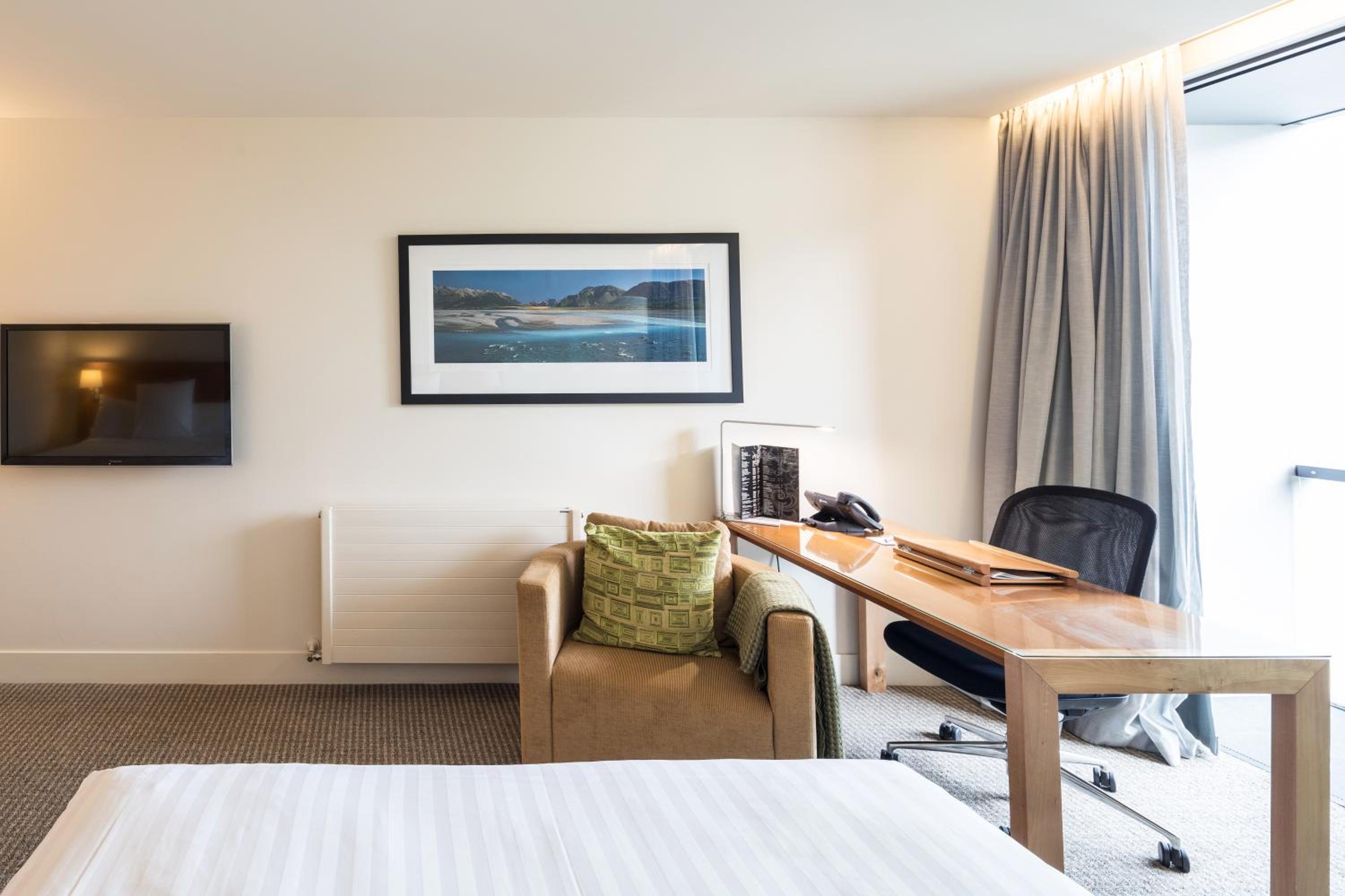 Business Level Room with Two Queen Beds - Photo 2