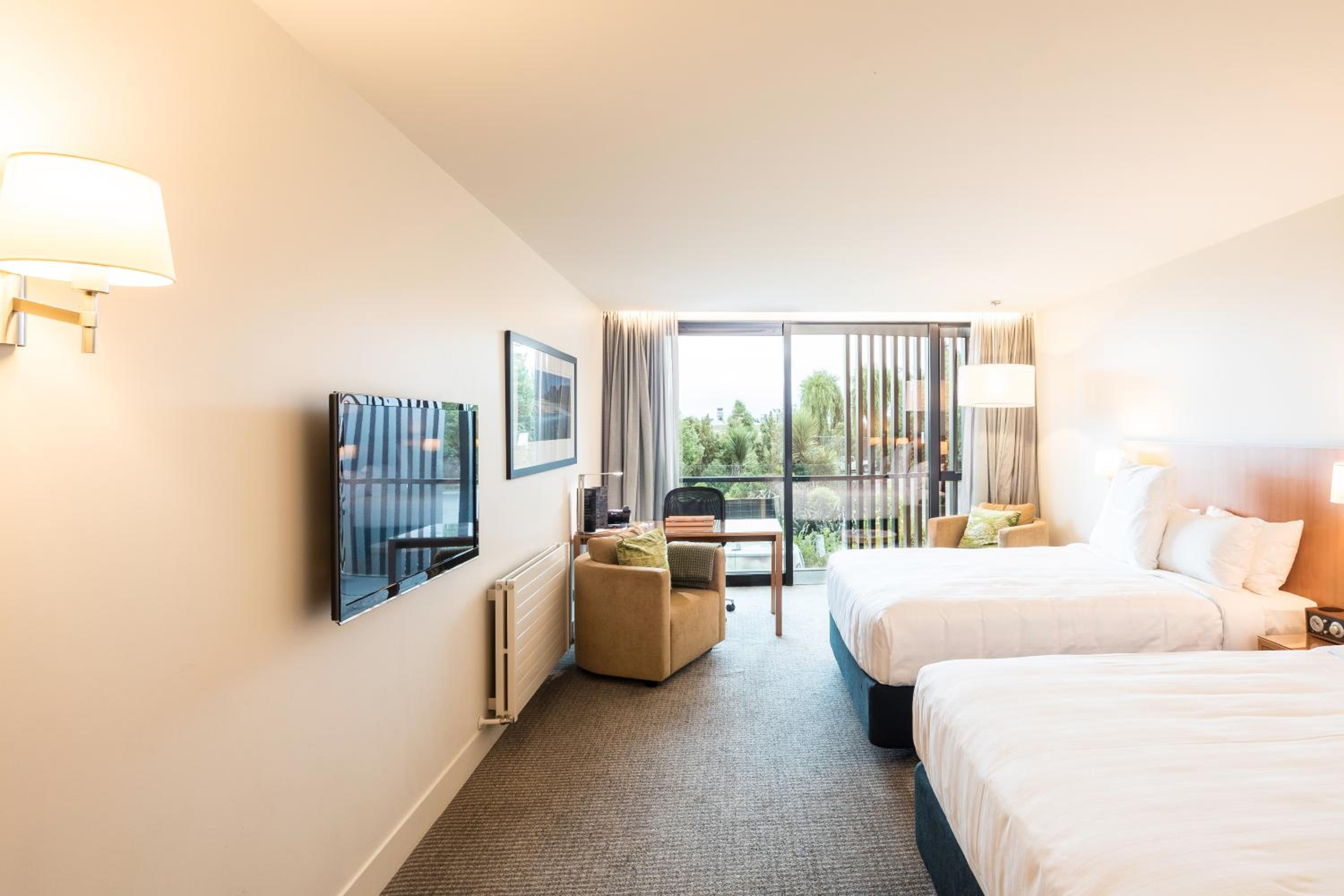 Business Level Room with Two Queen Beds - Photo 5