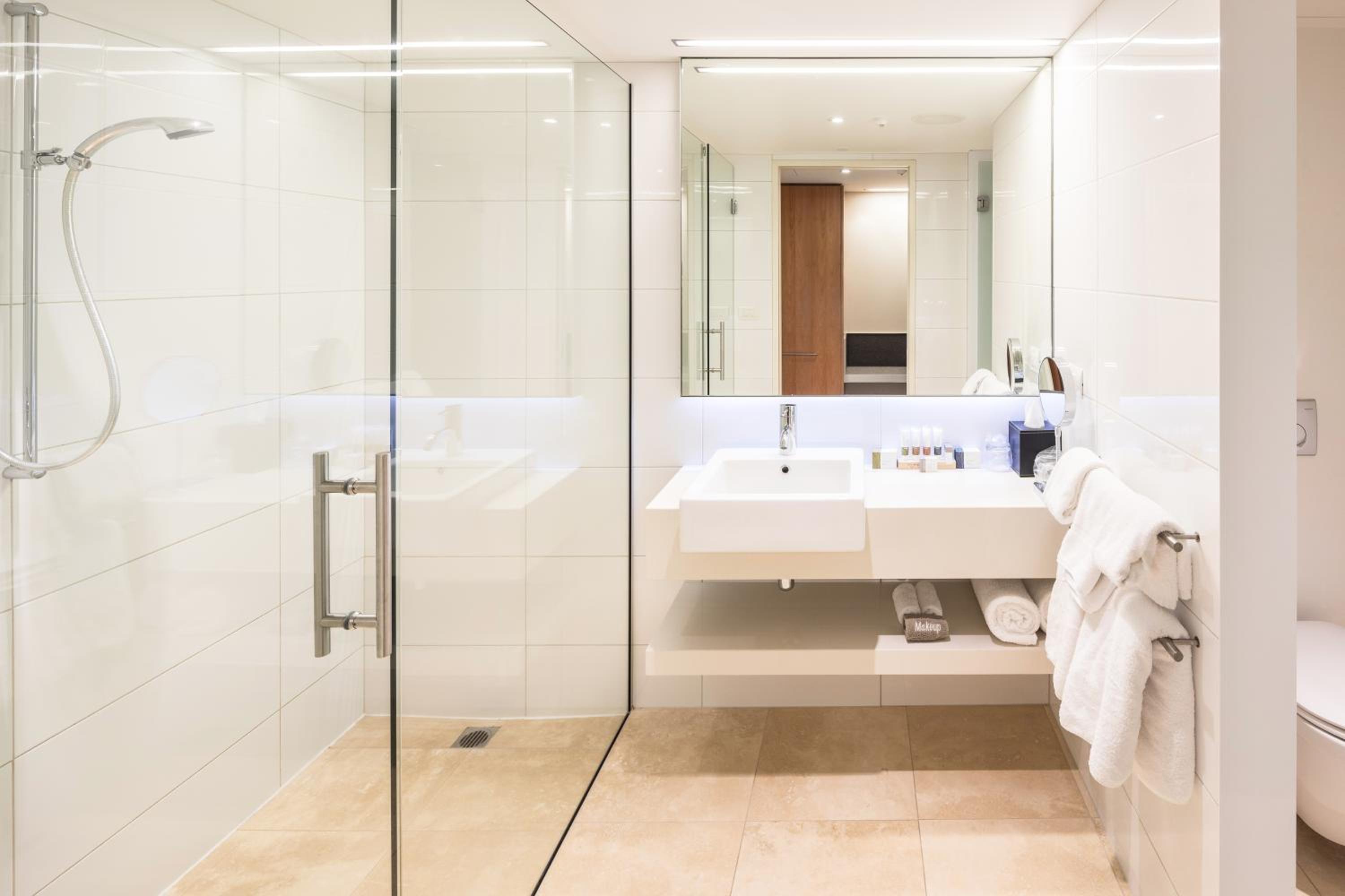 Business Level Room with Two Queen Beds - Photo 6