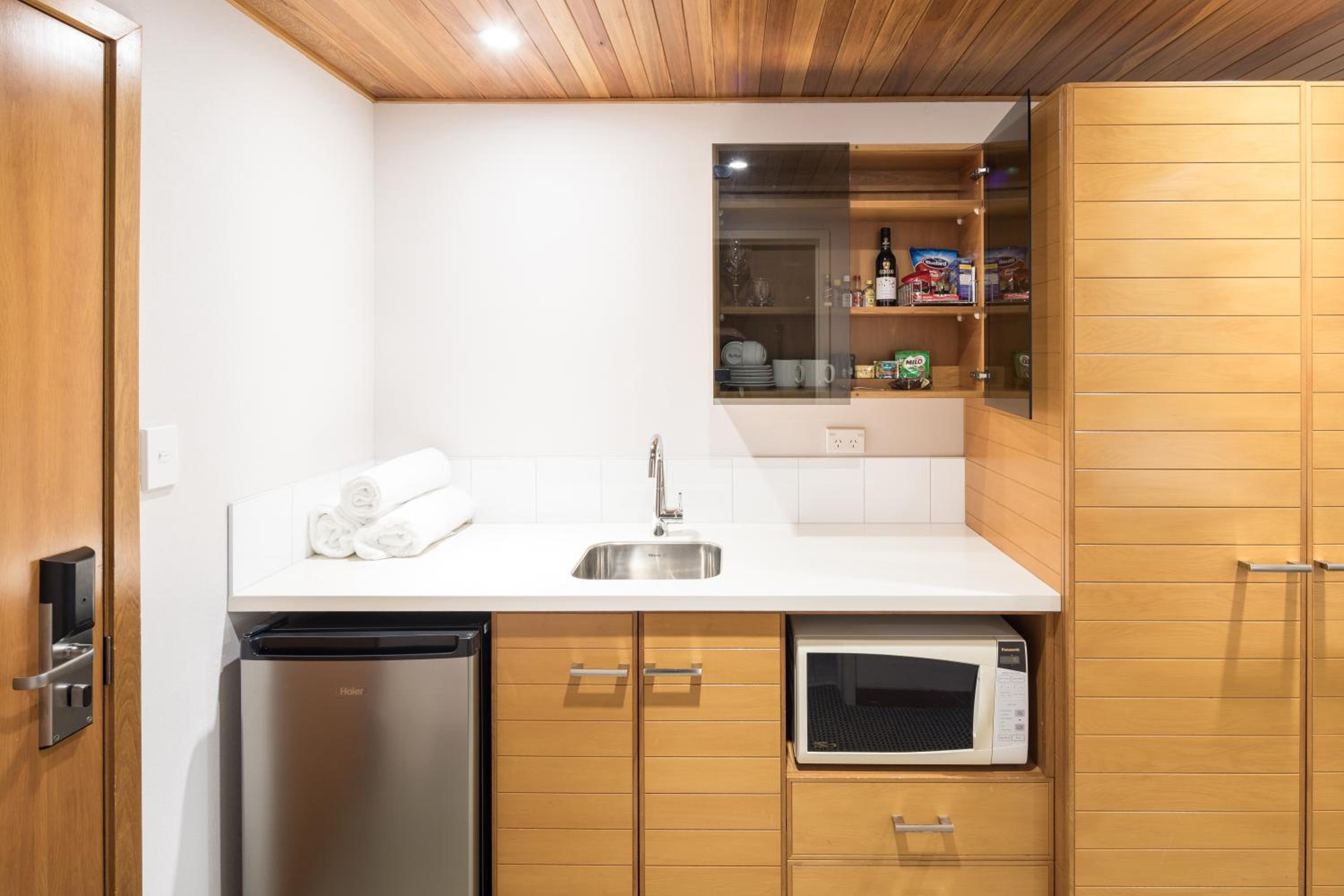 Premium Studio with Two Queen Beds - Photo 2
