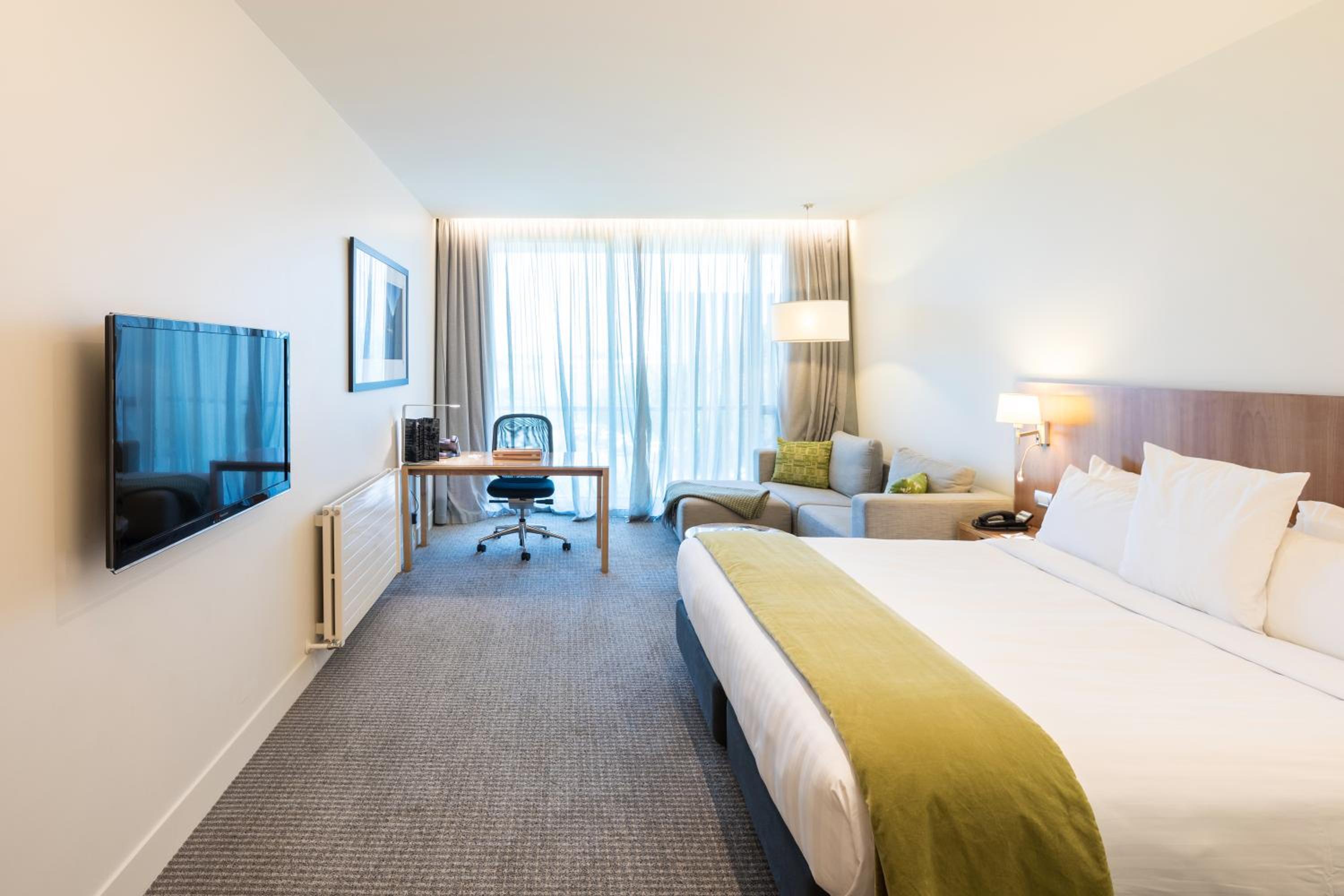 Business Level King Room - Photo 3
