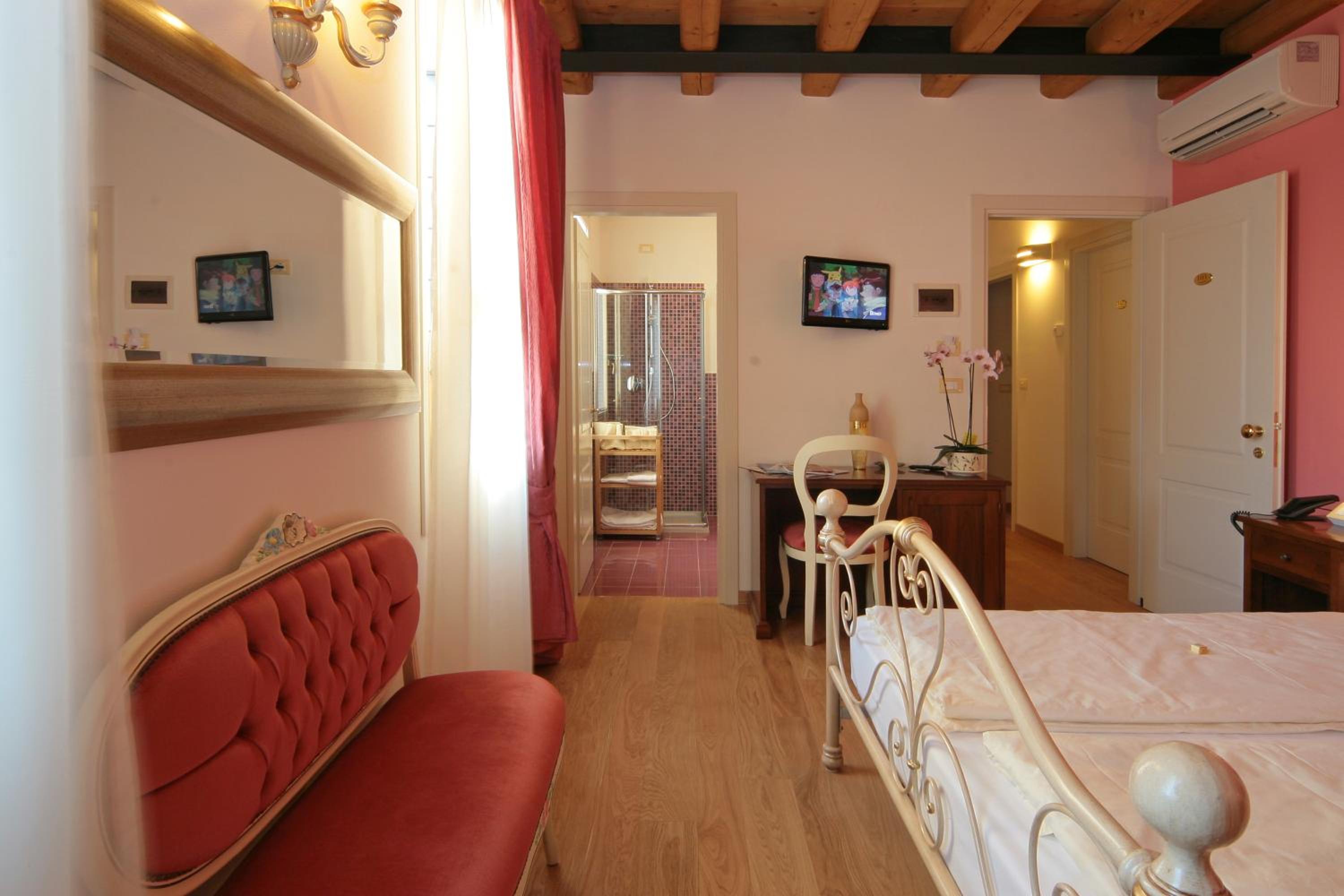 Double or Twin Room - Photo 7