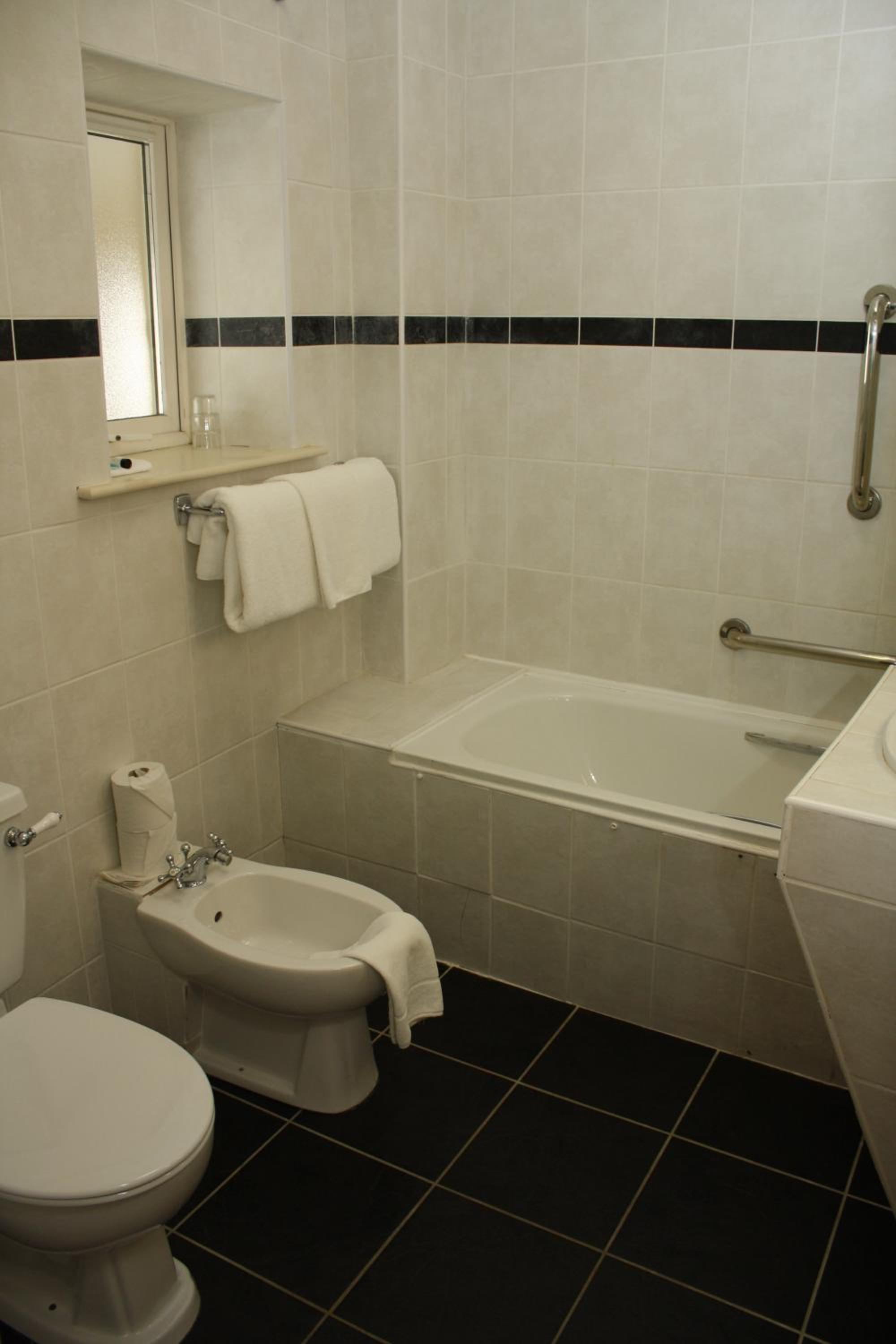 Twin Room with Balcony - Photo 4