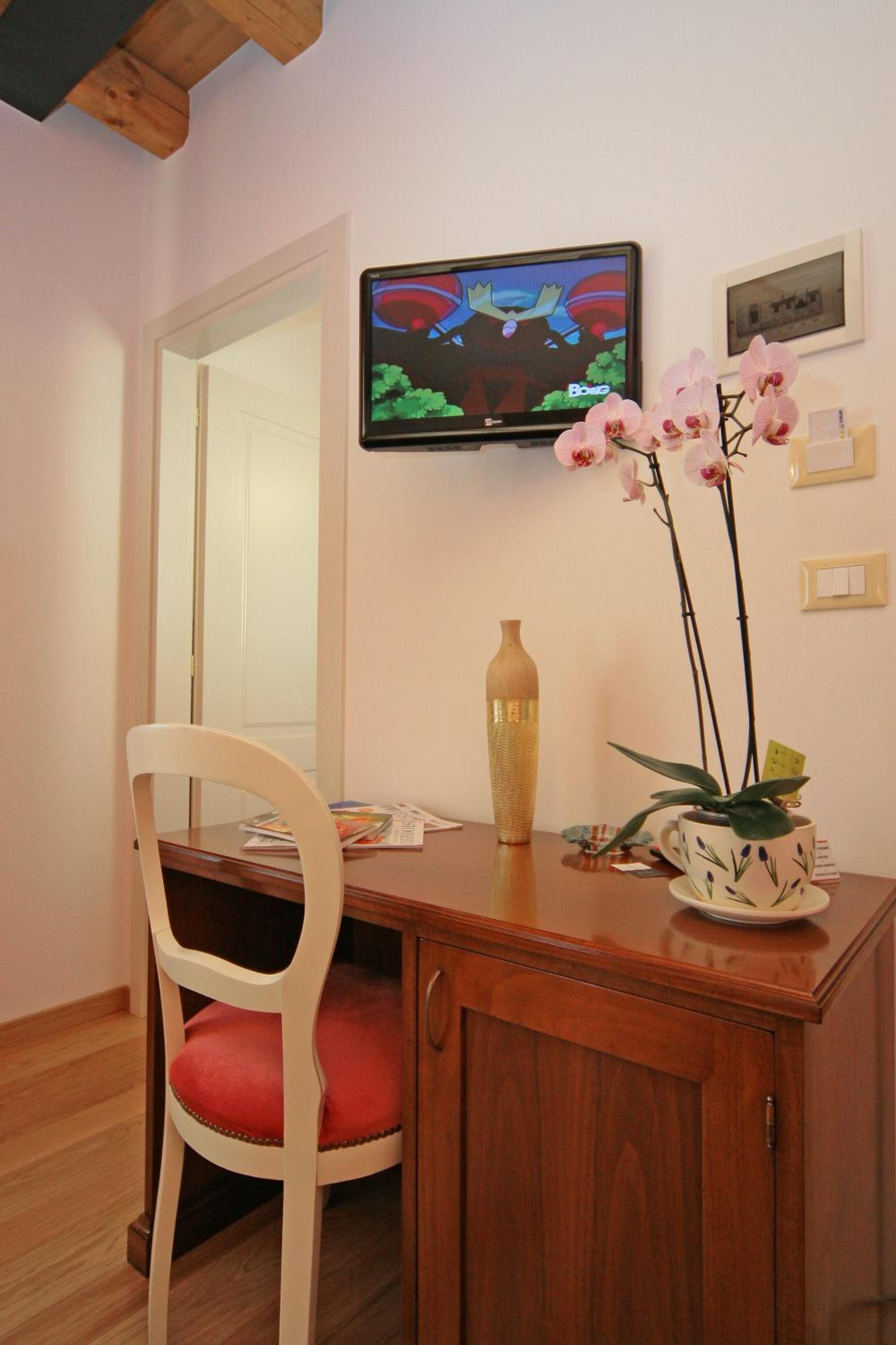 Double or Twin Room - Photo 4
