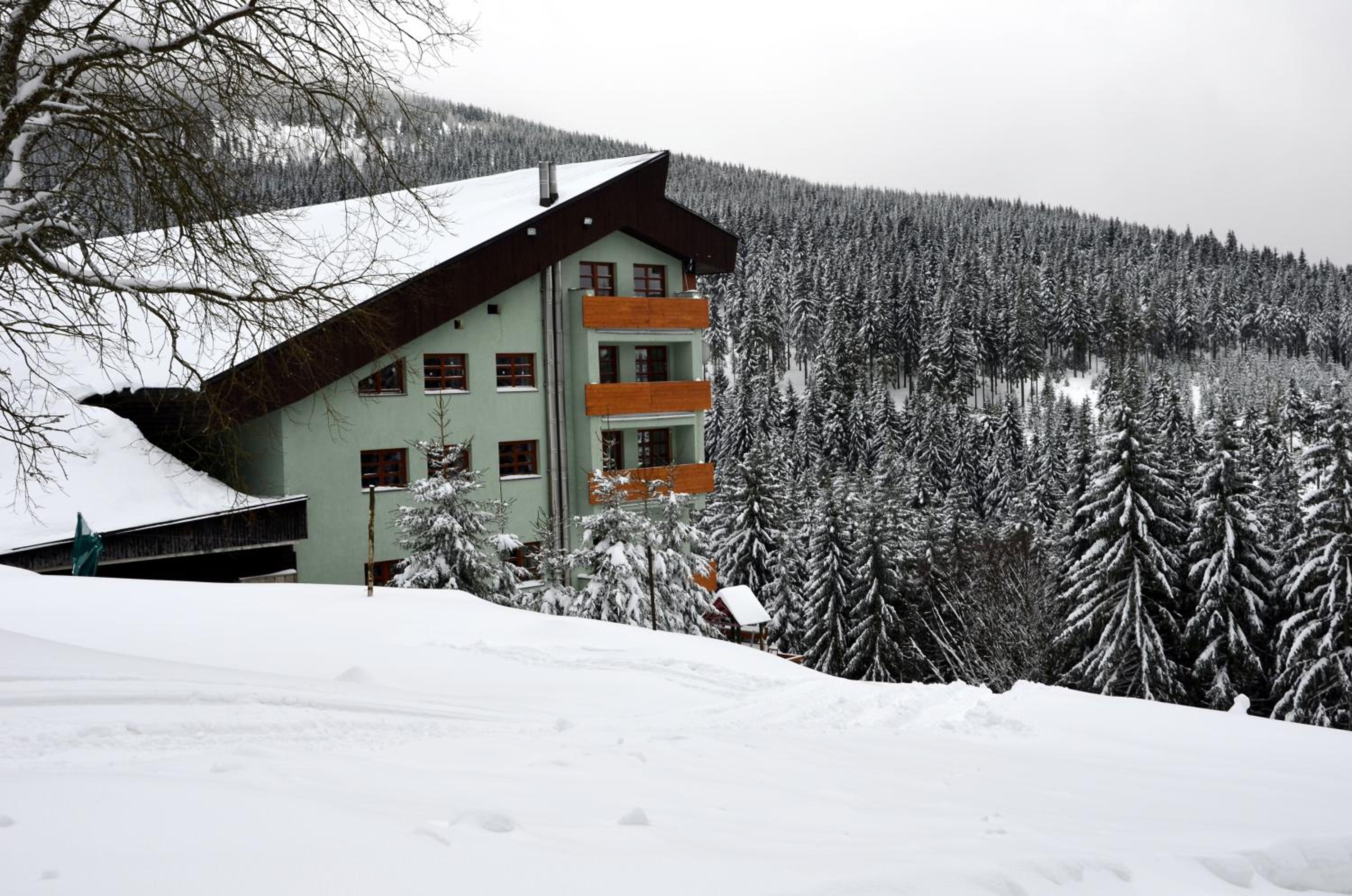 Two-Bedroom Apartment with Mountain View photo 2