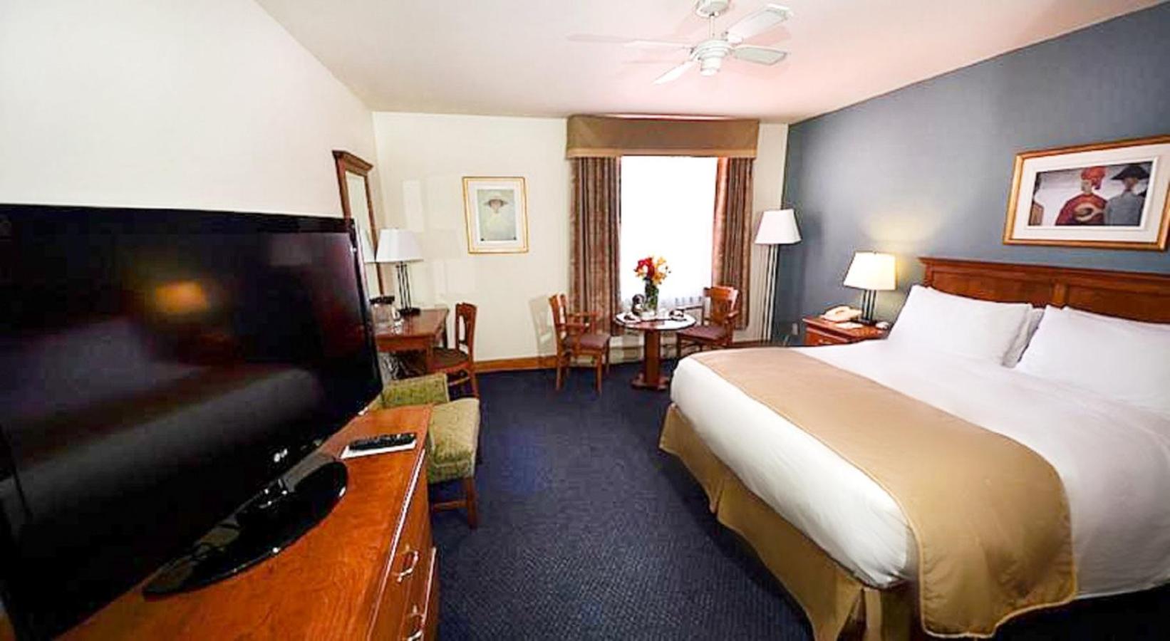 Queen Room with River View - Photo 2