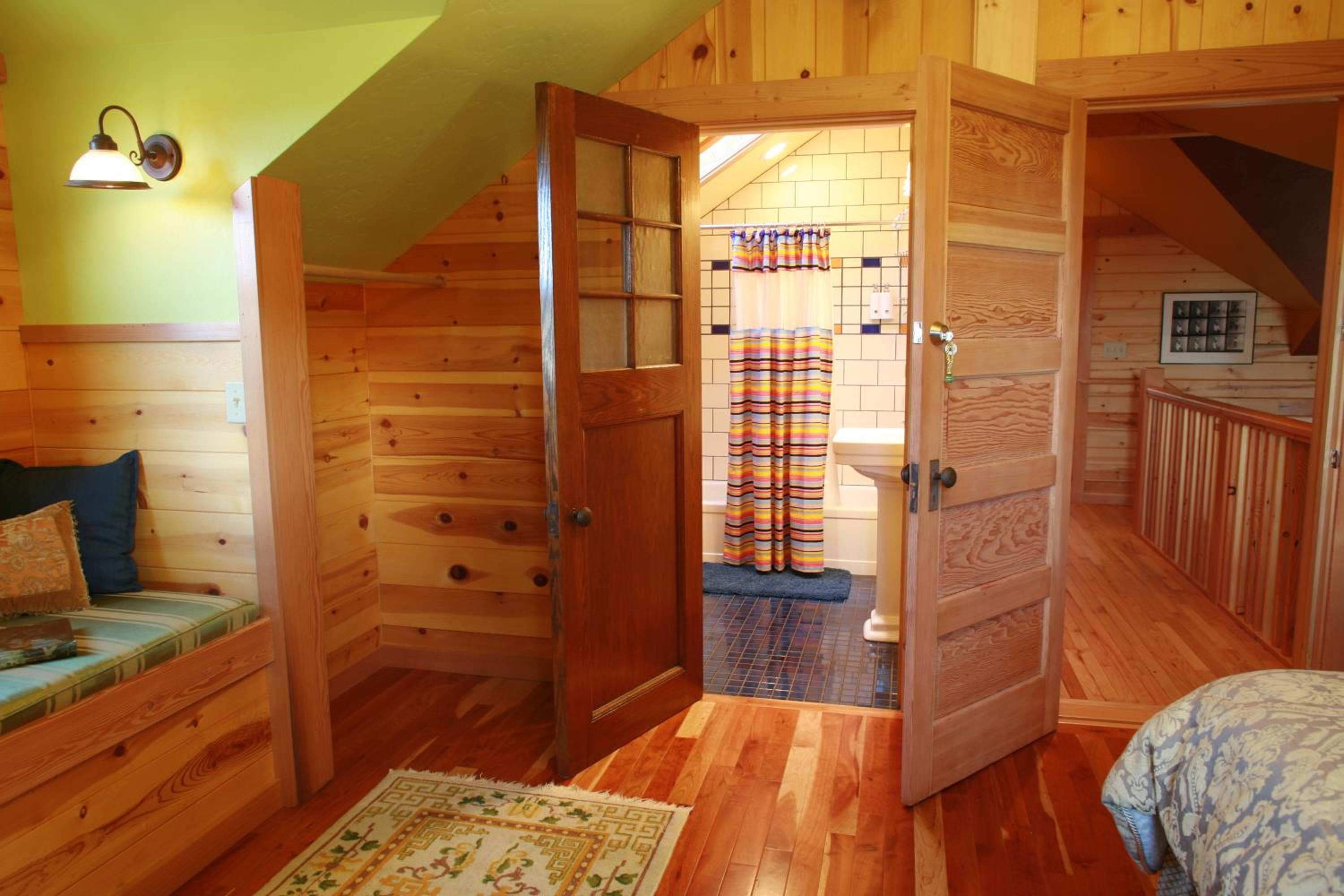 Queen Room photo 2