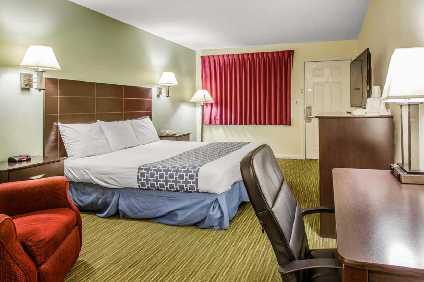 King Room with Hot Tub - Non-Smoking photo 1