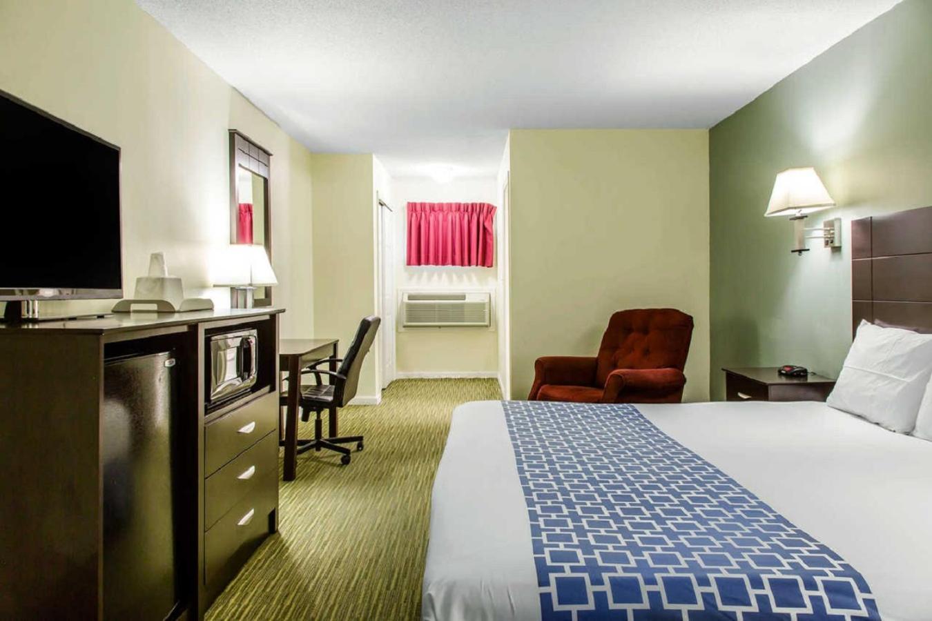 King Room with Hot Tub - Non-Smoking photo 3
