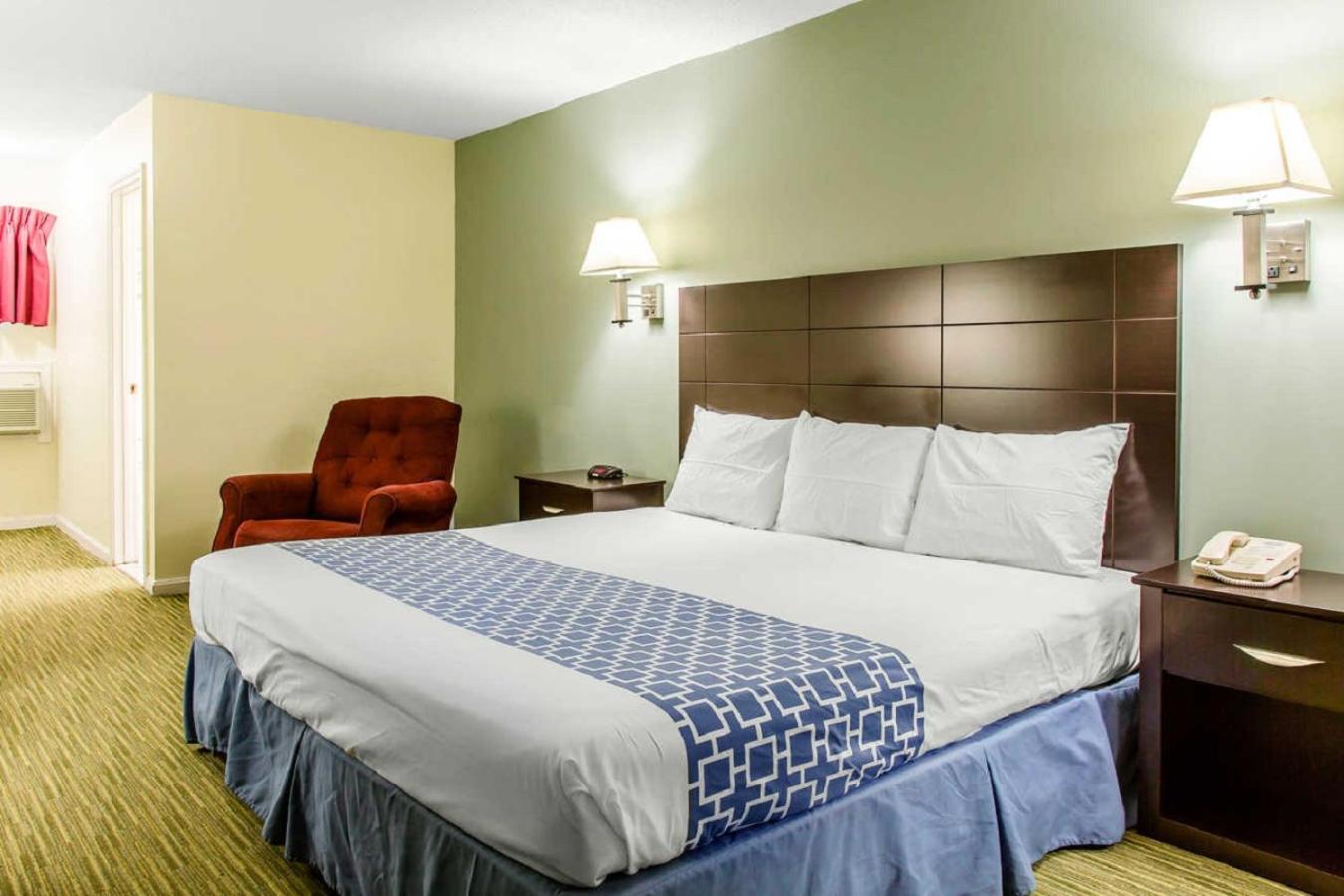 King Room with Hot Tub - Non-Smoking photo 2