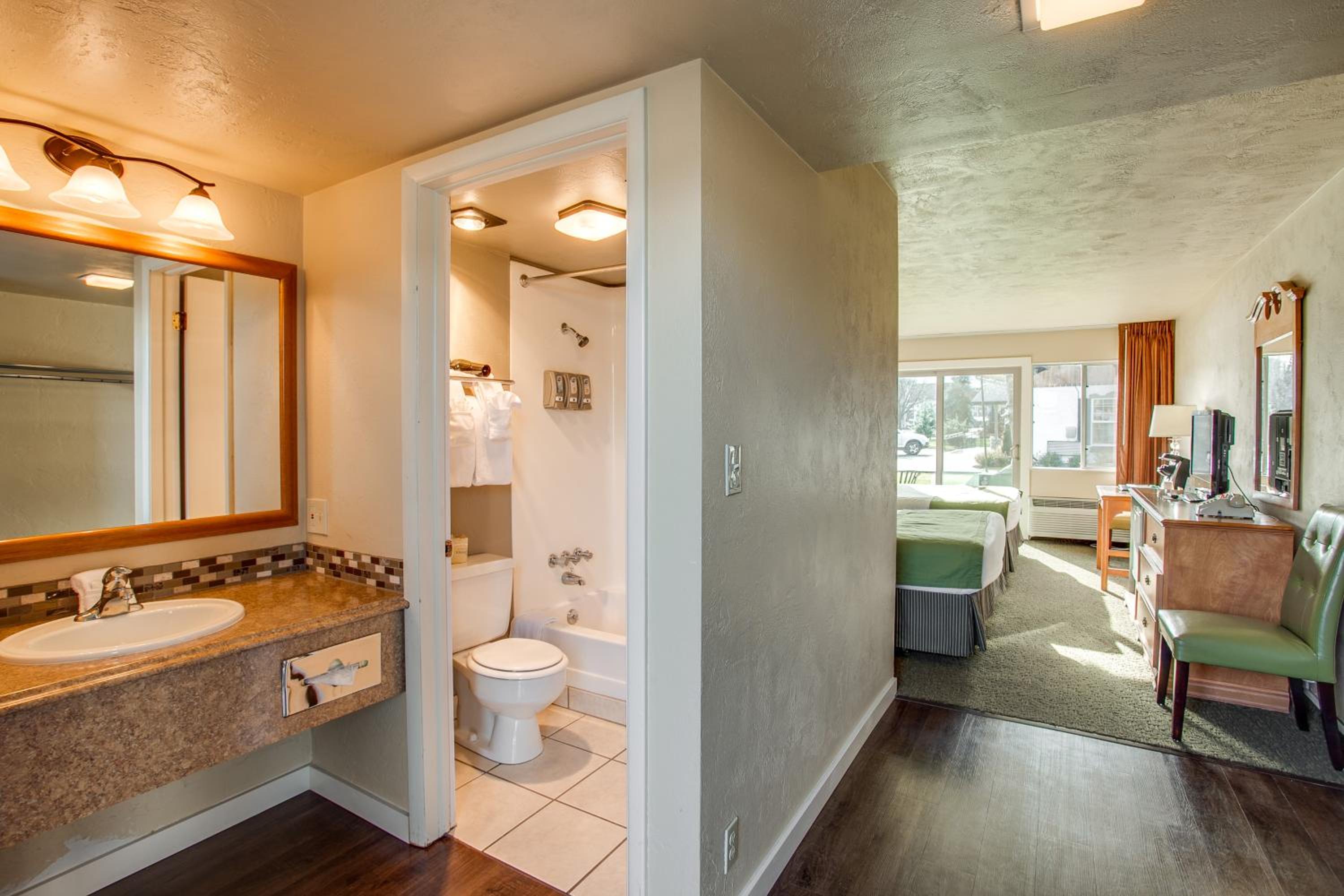 Queen Room with Two Queen Beds- Pet friendly photo 3