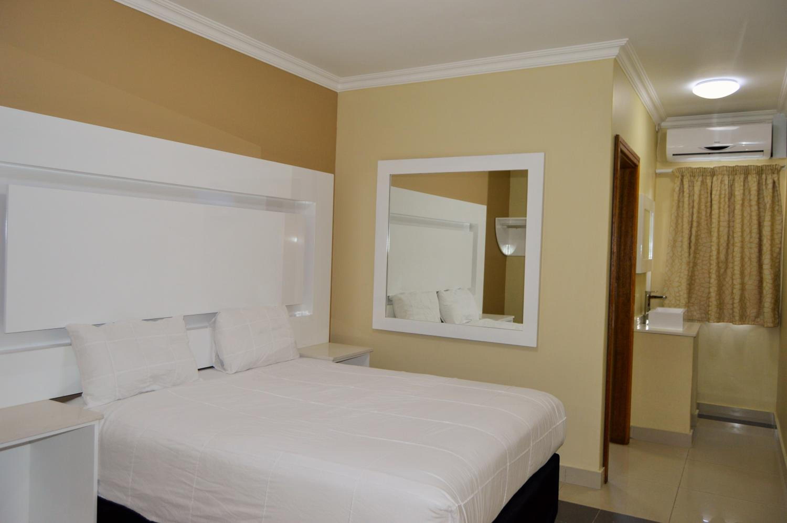 Queen Room - Photo 7