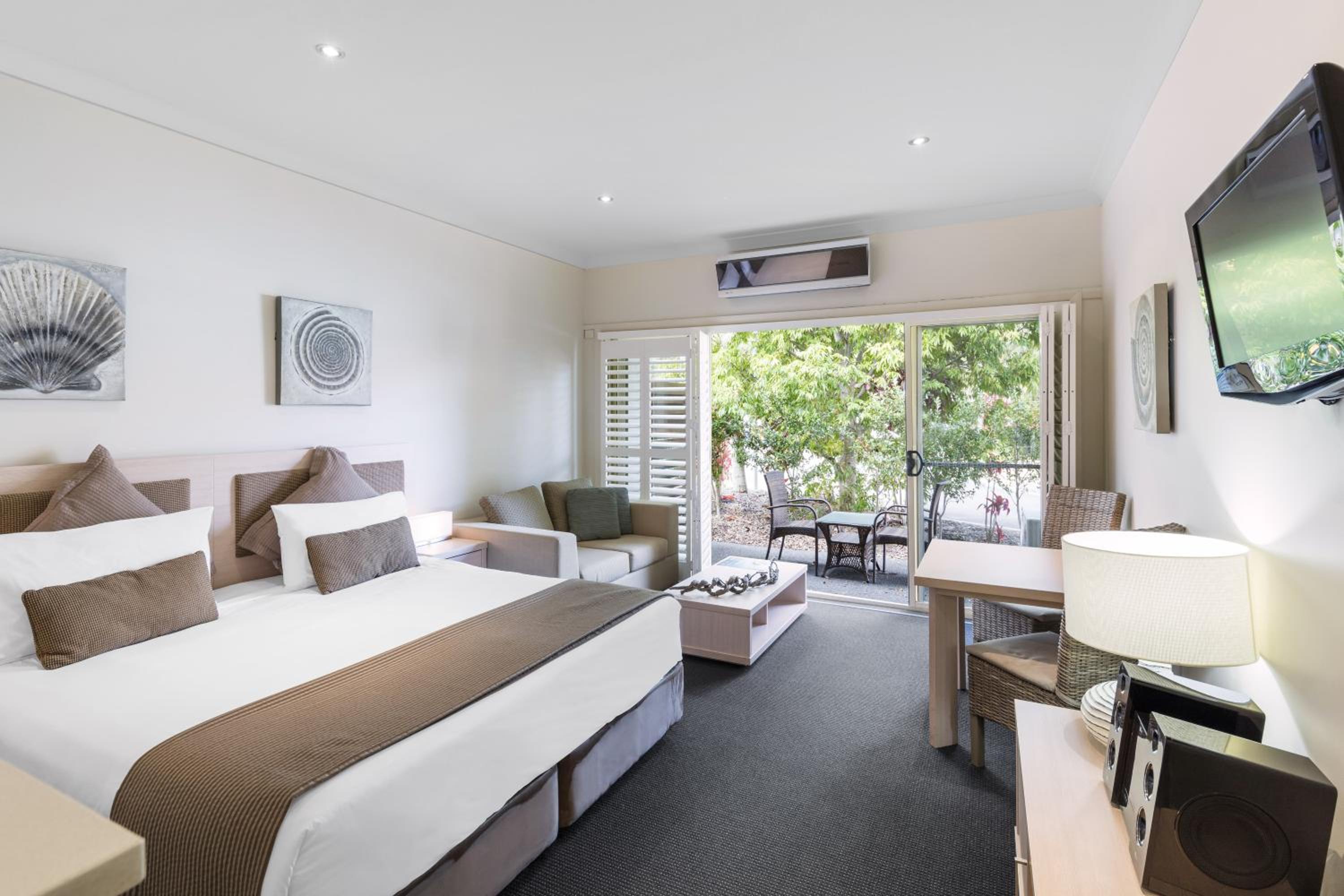 Hotel Room - No Housekeeping - Photo 4