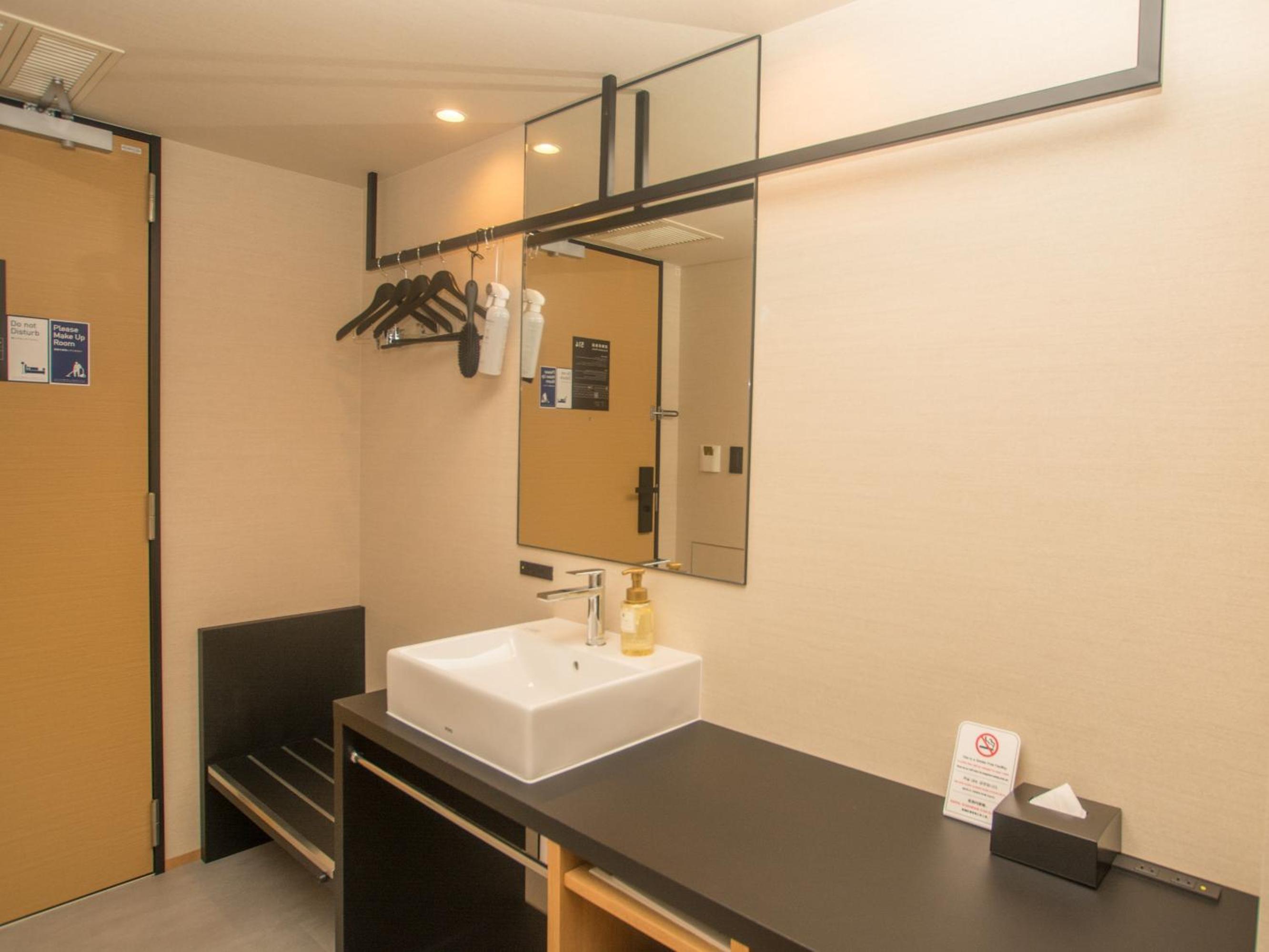 Twin Room - Non-Smoking photo 3