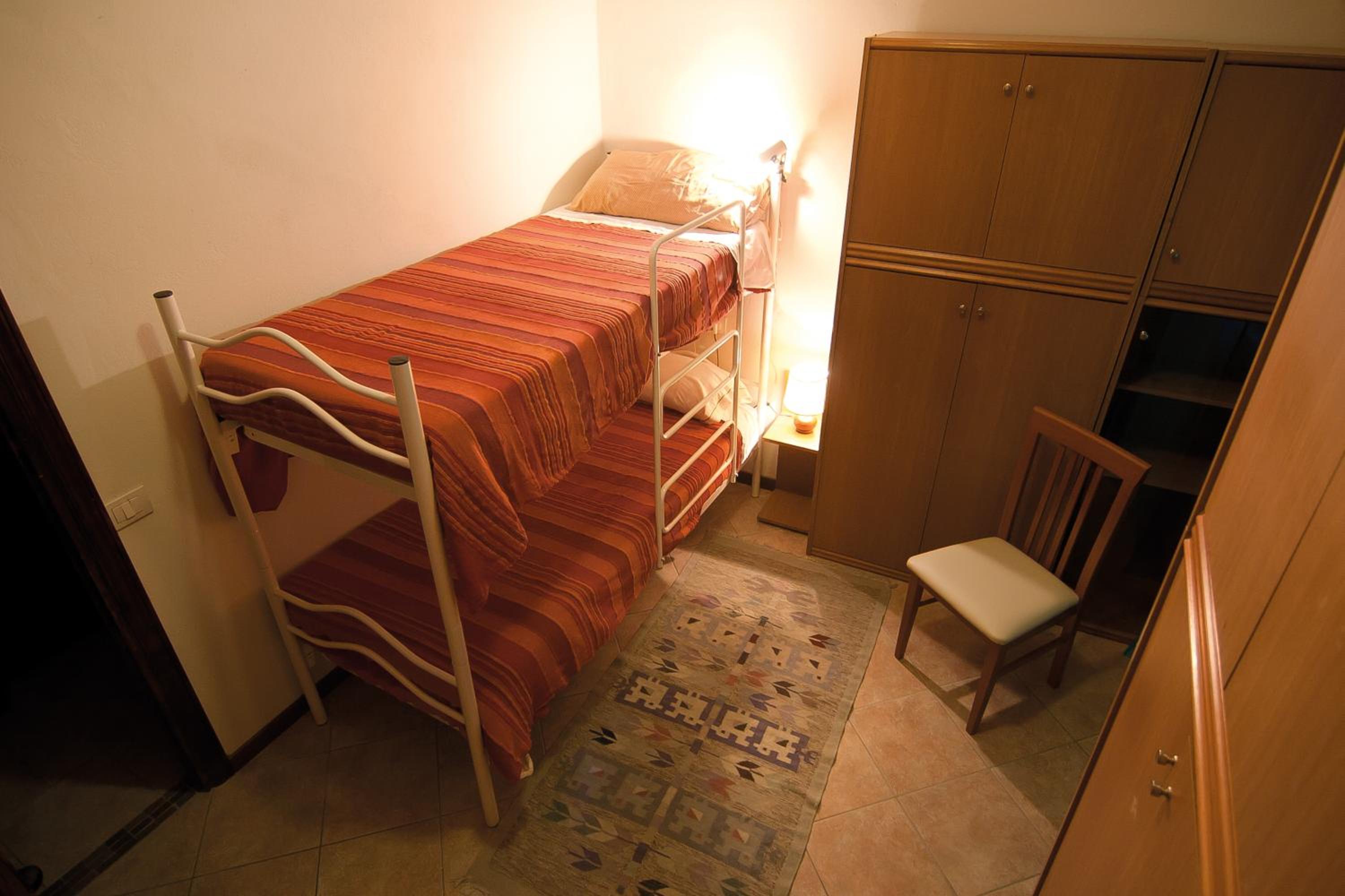 Economy Twin Room with Shared Bathroom photo 3
