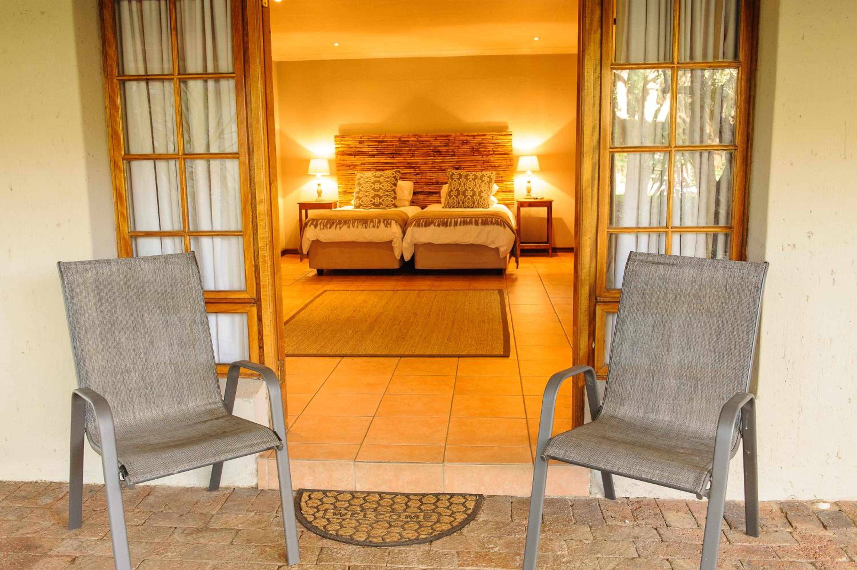 Deluxe Suite with Pool View photo 3