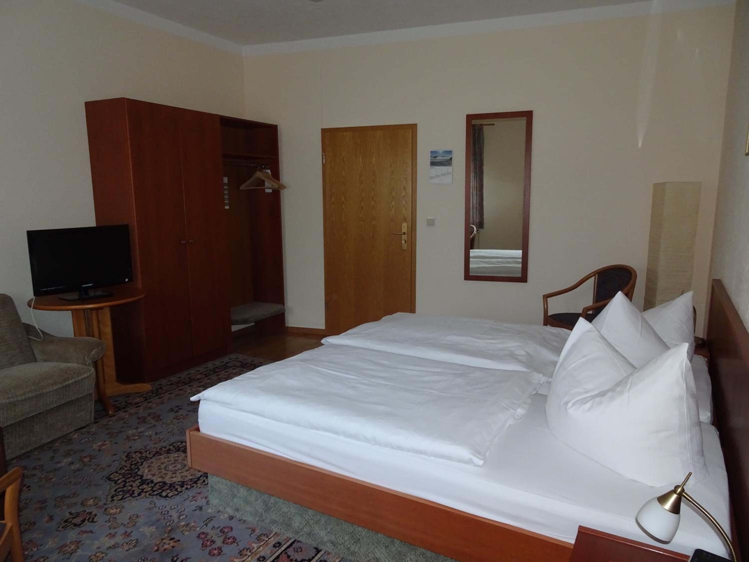 Double Room with Private Bathroom - Photo 4