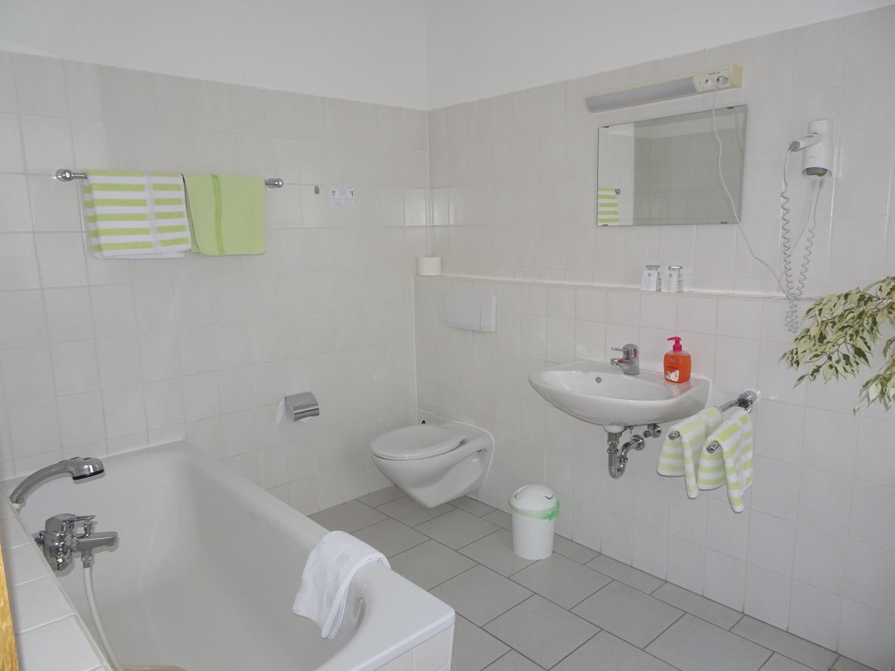 Double Room with Private Bathroom - Photo 2