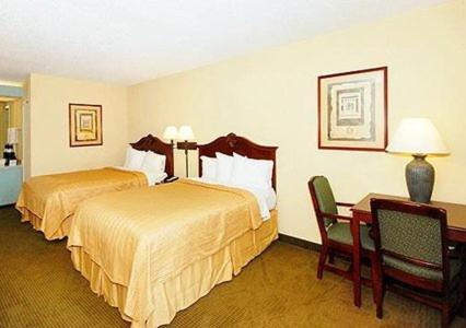 Queen Room with Two Queen Beds - Non-Smoking - Photo 1