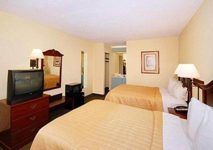 Queen Room with Two Queen Beds - Non-Smoking - Photo 4