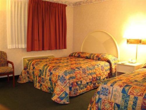 Queen Room with Two Queen Beds - Photo 6