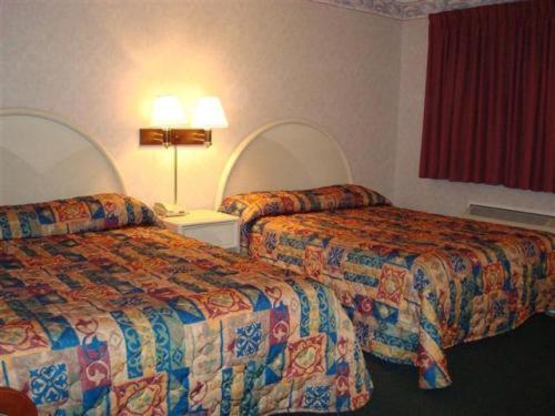 Queen Room with Two Queen Beds - Photo 2